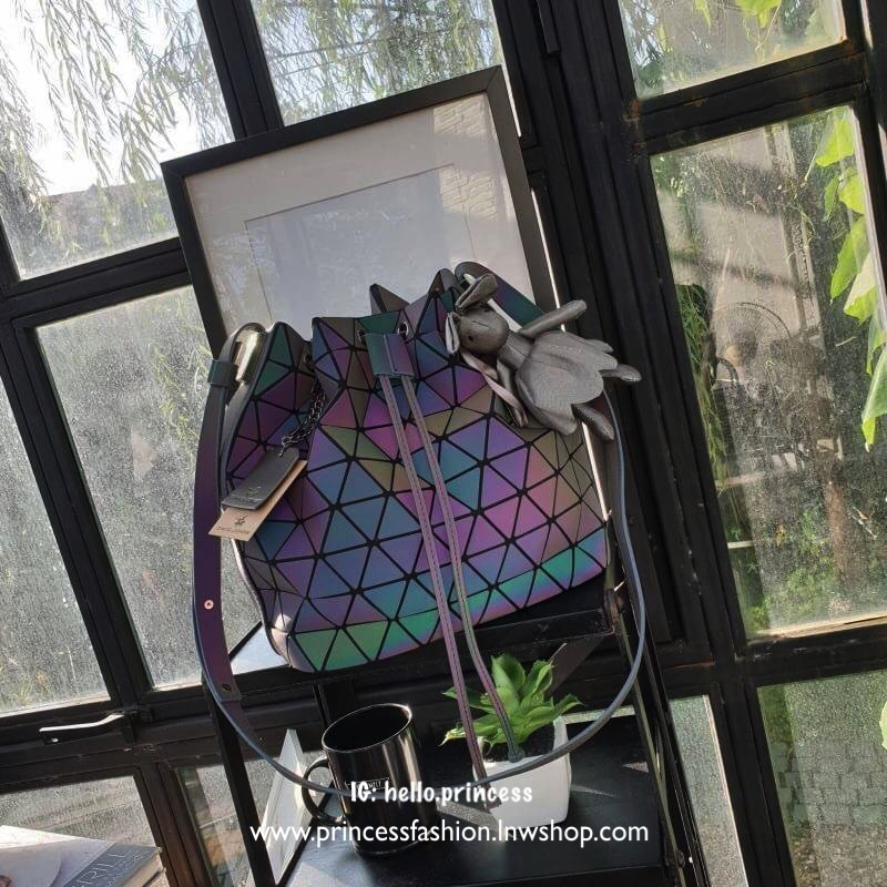 มาใหม่ ทรง Bucket สี Limited edition 🌈🌈 Rainbow color ( สีจะปรับเข้มอ่อนตามความสว่างของแสงค่ะ ) • สว่างมากจะเป็นสี Rainbow สว่างน้อยจะเป็นสีเทาเข้มค่ะ •กระเป๋าทรงสุดฮิตจากแบรนด์ David Jones ใบนี้ มาพร้อมกับน้องกระต่ายสีเข้า set กับกระเป๋าค