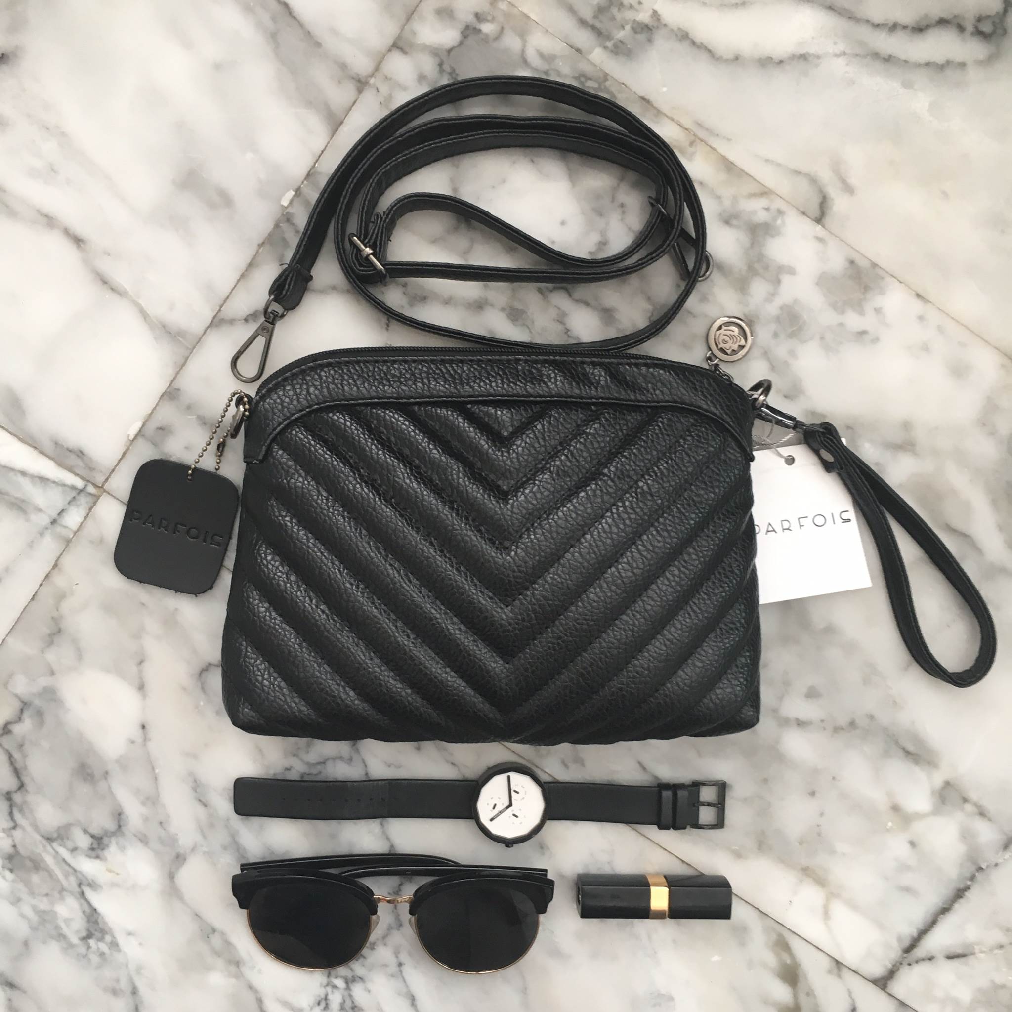 ใหม่ รุ่นหายาก ขนาดมินิ น่ารักจากแบรนด์ Parfois 🌼 กระเป๋าสะพาย ปรับเก็บสายถือเป็น clutch bag ได้คะ มีสายคล้องข้อมือ ขนาดกะทัดรัด ใส่ มือถือ iphone 6 plus ใส่ กปต ยาวได้คะ น้ำหนักเบา เข้ากับชุดได้ง่าย ถือ สะพาย ออกงานParty ได้สบายเลย ใบนี้ Don&apos