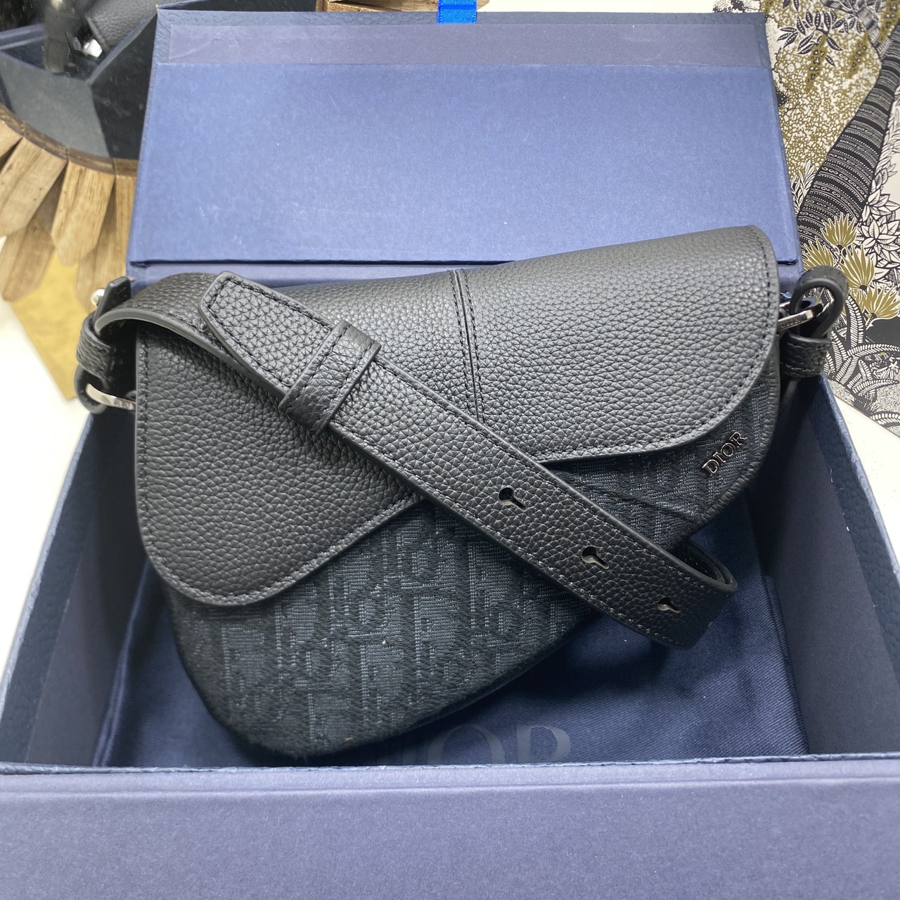 ORI หนังแท้ | DIOR Mini Saddle Bag กระเป๋าสะพาย คาดอก ผ้าแจ็กการ์ดลาย Oblique สีดำ นำเสนอมุมมองใหม่ให้กับดีไซน์ไอคอนิกด้วยรูปทรงที่ทันสมัย