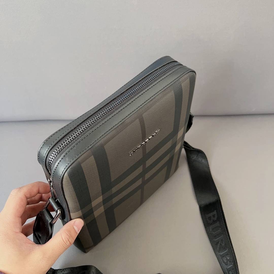 Burberry New Men's Casual Messenger Bag Printed Shoulder Bag / BURBERRY CROSSBODY VINTAGE BAG 2022 พร้อมเป็นของขวัญ มอบให้คุณผู้ชายแล้วค่ะ วัสดุหนังโทนสีสุภาพ คลาสสิก