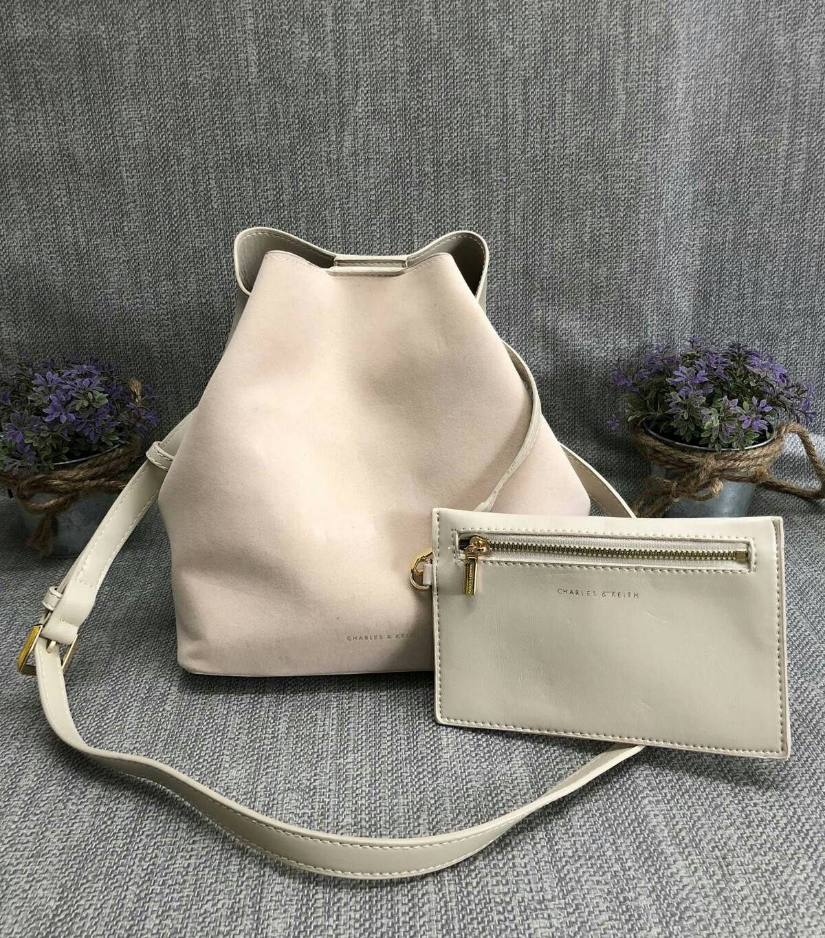 CHARLES & KEITH SLOUCHY SLING BAG 2018 กระเป๋าสะพายข้าง ปรับเปลี่ยนรูปทรงใช้งานได้ไม่จำเจ ปากกระเป๋าเป็นแม่เหล็ก มีสายเกี่ยวเพื่อปรับรูปกระเป๋า ให้เป็นทรงขนมจีบได้ค่ะ ภายในกระเป๋าโล่งกว้าง ใส่ของจุ รุ่นนีพิเศษ มีกระเป๋าใบเล็กแบบซิปห้อยมาให้อีก 1 ใบค่ะ ถอด