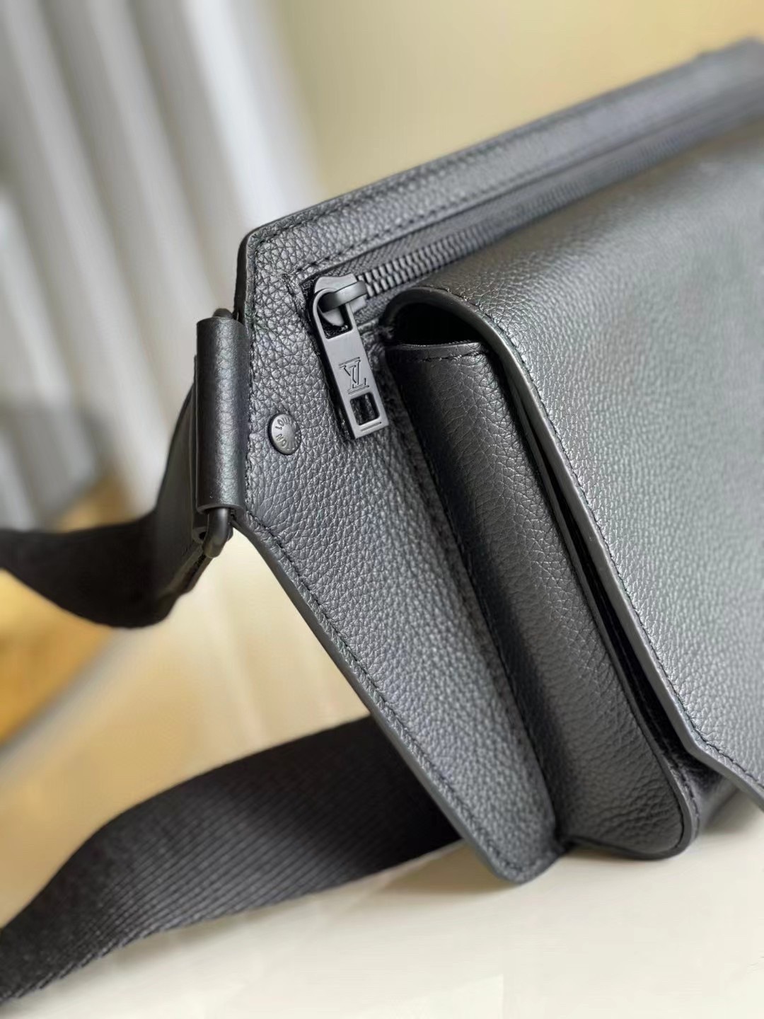 LV Takeoff Sling Bag Black grained leather / LV Belt Bag กระเป๋าสะพาย/คาดอก หนังแท้ ดีไซส์ร่วมสมัย สีดำสุดคลาสสิก สง่างามตลอดกาล มีไว้ไม่มีเอาท์ ท่านชายควรมีมากค่ะ เกรดท็อป ออริ เทียบแท้ 1:1 เกรดดีสุด