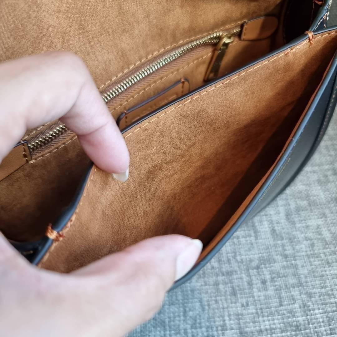 COACH C0749 BEAT SADDLE BAG The best item! ที่สาวๆรอคอย! ฮอตไฟลุก! สีหายาก ละมุนคุณหนู คอลเลคชั่นใหม่ ดีไซน์หรูหรา พิเศษมากๆมาพร้อมสายสะพาย 2 เส้น ใช้คู่กันหรือแยกสะพายก็สวยครบสูตร กระเป๋าสะพายทรง saddle คลาสสิค วัสดุหนัง glove-tanned ทนทาน เปิด-ปิดด้วยกร