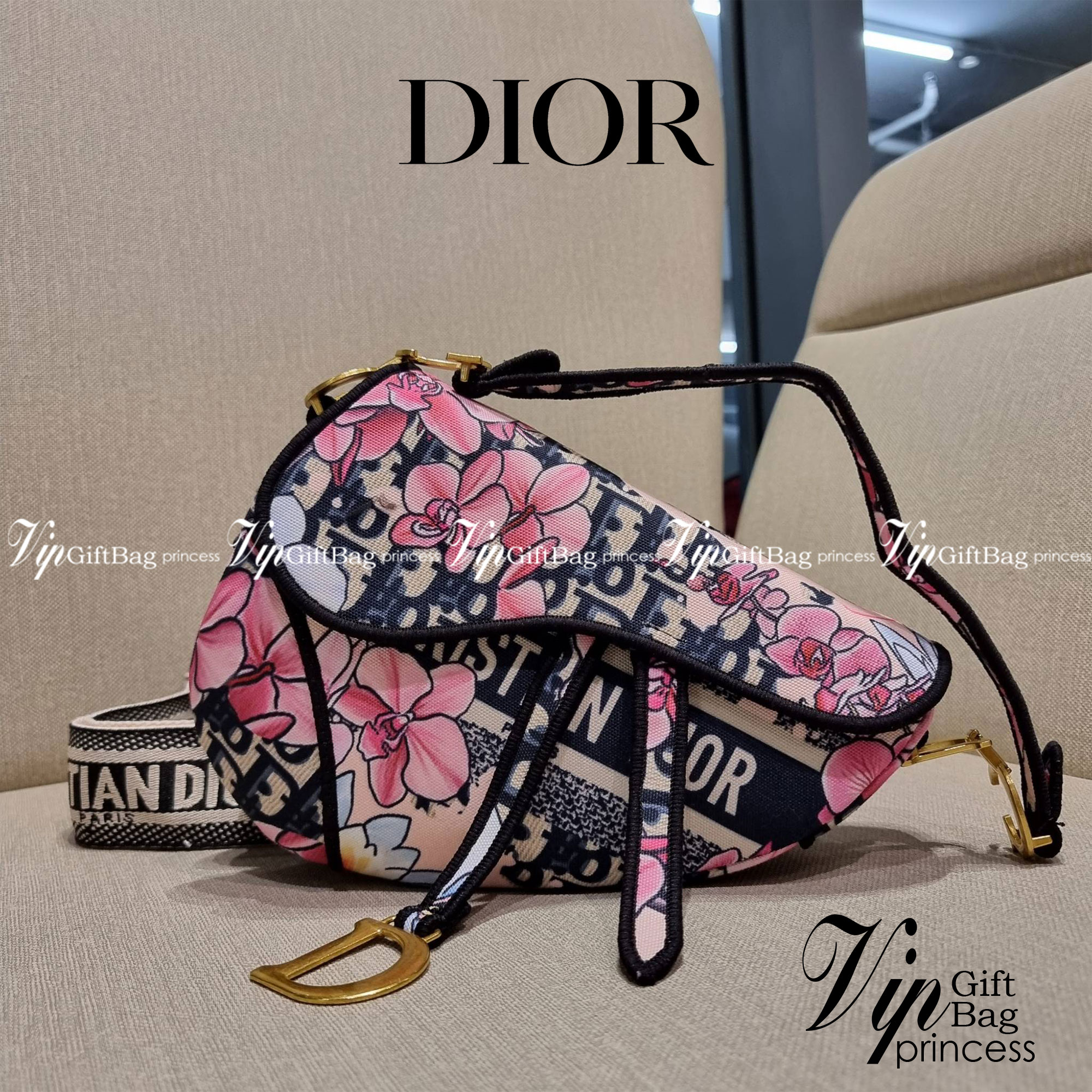 VIP CD OBLIQUE SADDLE BAG / DIOR SADDLE กระเป๋าสะพายข้าง ทรงสวยไม่ซ้ำใคร กิมมิคในตัว ดูแพง ไซส์ใหญ่ ดีไซน์ย้อนยุค เป็นเอกลักษณ์สวยทุกแบบ เปิด-ปิดด้วยกระดุมแม่เหล็กซ่อน ใช้งานง่ายมากๆ ภายในเป็นช่องโล่ง มีช่องซิป ใบสีดำเป็นหนังแท้ ใบลายเป็นผ้าแคนวาส ดูดี ดู