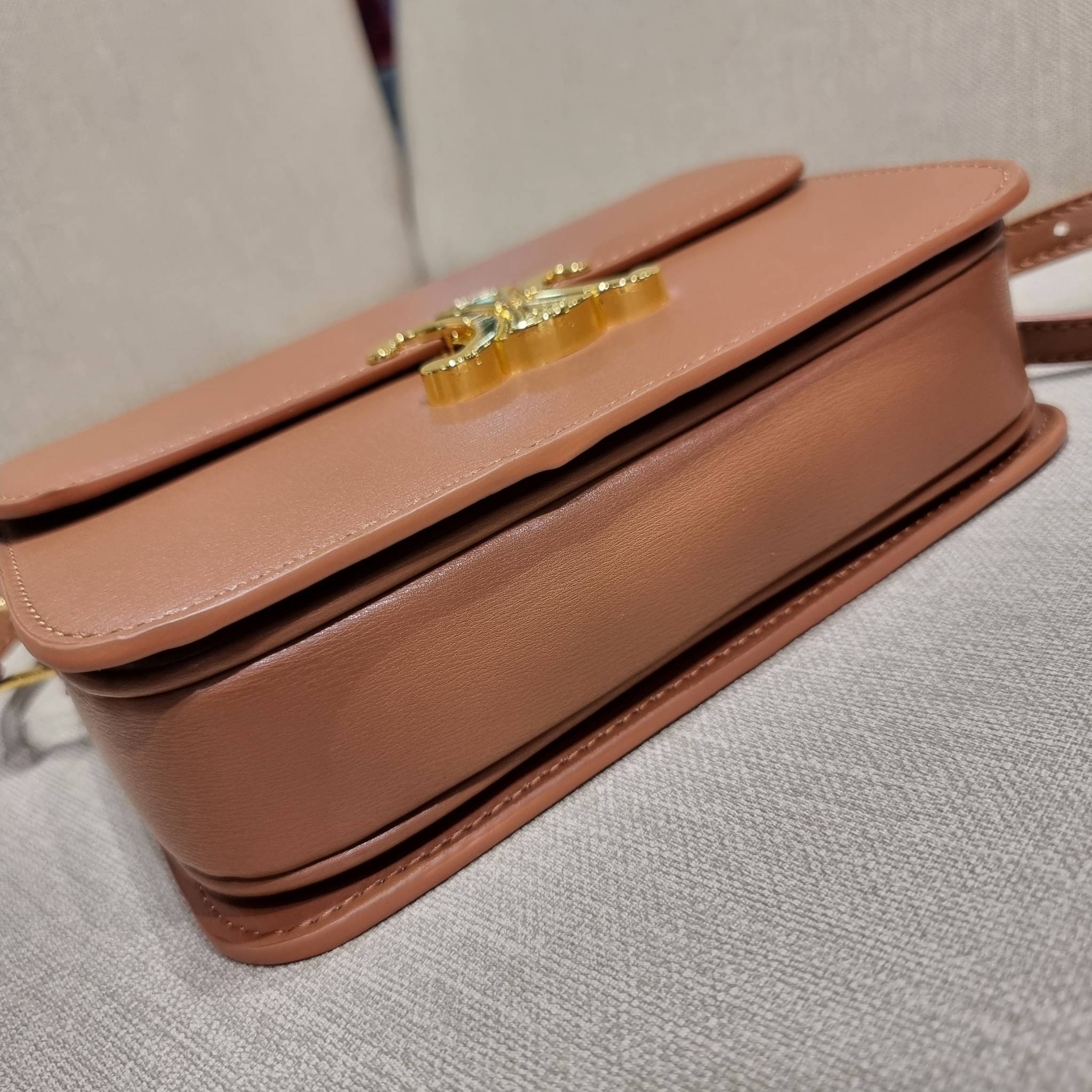 VIP 🥂 CELINE CLASSIQUE TRIOMPHE BAG IN SHINY CALFSKIN ไอเท็มสุดคลาสสิค ที่ขาดไม่ได้ กระเป๋าสะพายทรงสวยคลาสสิค แฝงความผู้ดี ที่ใช้ได้ทั้งชายหญิง วัสดุหนังแท้ เปิด-ปิดด้วยตัวกดล็อค สะดวกใช้มาก ภายในเป็นช่องโล่ง เก็บของได้เป็นสัดส่วน และยังมีช่องซิปใ