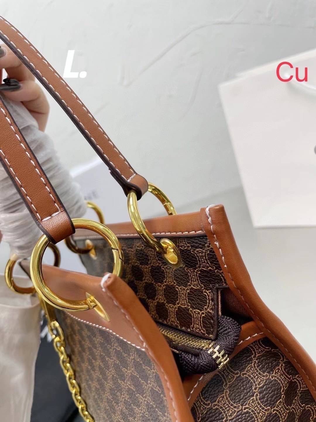 CELINE VINTAGE TOTE BAG / CELINE Macadam tote bag กระเป๋าโท้ทสไตล์วินเทจไซส์เล็ก ขนาดกำลังสวย พกพาง่าย ใหม่ล่าสุด ที่ใช้สามารถใช้ได้ทั้งหนุ่มๆและสาวๆ รูปทรงคลาสสิค