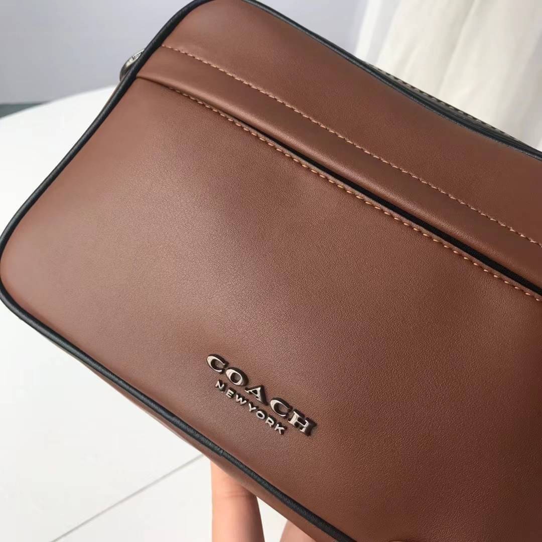 3สีเข้าใหม่งานคุณภาพอีกแล้วคับท่านน ทั้งสี ทั้งหนังสวยมากๆค่าา!! COACH GRAHAM CROSSBODY BAG ((39946)) พร้อมส่ง! กระเป๋าสะพายแบบครอสบอดี้ร์ ใช้ได้ทั้งชาย//หญิง หนังแท้อย่างดี เรียบหรูค่ะ ด้านหน้ามีช่องซิปซ่อนให้หนึ่งช่อง ช่องซิปหลักกว้าง ใส่ของจำเป็นได้ครบ