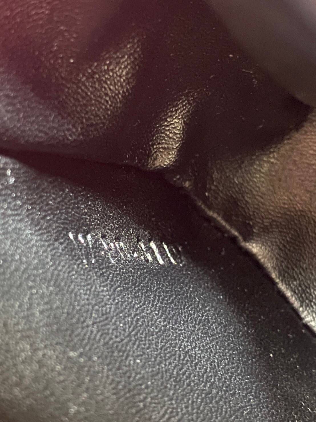 CELINE MINI TRIOMPHE IN TRIOMPHE Shiny calfskin เกรดออริจินอล กระเป๋ามินิทรงชิค ดีไซน์รูปกล่องสุดแสนมินิมอล สามารถสะพายแบบ Crossbody และยังเป็น Belt Bagได้อีกด้วย วัสดุแคนวาสลาย Triomphe แบบไม่มีตกยุค ด้านหน้าโดดเด่นด้วยโลโก้สีทอง