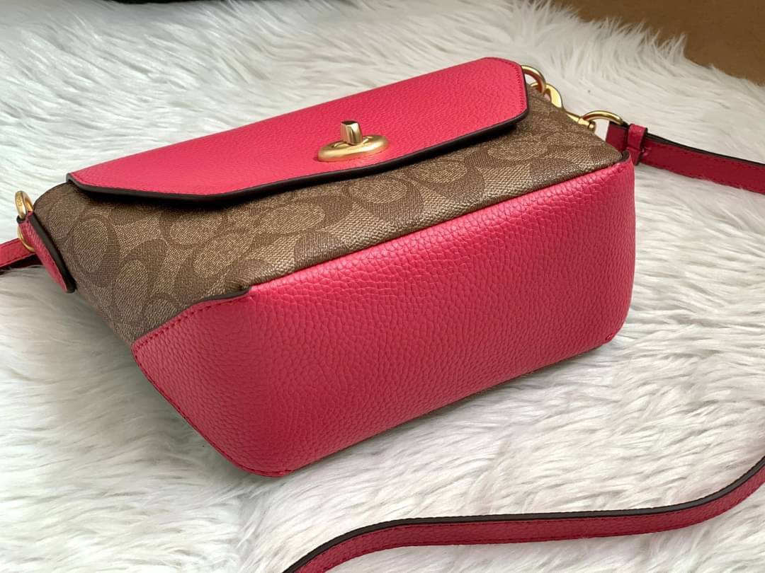 คอลเลคชั่นใหม่ ทั้งสวยทั้งคุณภาพค่ะ😘 COACH KARLEE CROSSBODY BAG 💐พร้อมส่ง ได้ไปไม่ผิดหวังแน่นอนค่ะ! สวยๆแบบคนดังระดับโลกกันค่าา กระเป๋าสะพายแบบครอสบอดี้ร์ หนังแท้นิ่มสวยงามมากๆค่ะ รูปทรงน่ารักกระทัดรัด เปิดปิดกระเป๋าแบบหมุนล็อค ภายในสามารถ