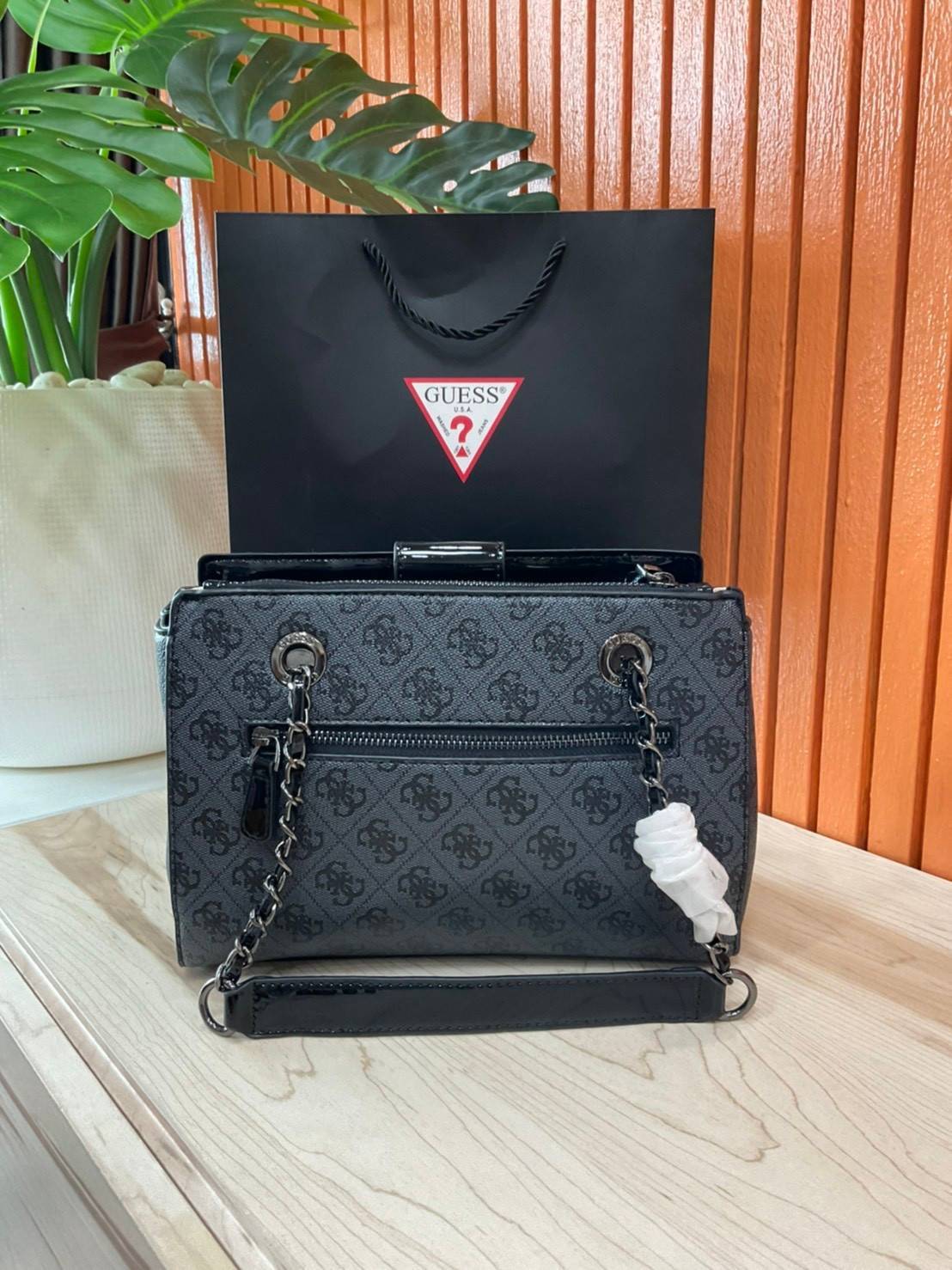 กระเป๋าสะพายไหล่ Guess Logo City Small Society Satchel กระเป๋าสะพายไหล่ ขนาดกำลังดี วัสดุ pu สวยอยู่ทรง มาพร้อมพวงกุญแจน่ารักๆ ถอดออกได้ ด้านหน้าประดับโลโก้แบรนด์ เปิดปิดด้วยซิป มี 2 ช่องหลักใช้งาน ภายในช่องซิปหน้าแยกเป็นสัดส่วนการใช้งาน ซิปช่อง 2 โล่งกว้