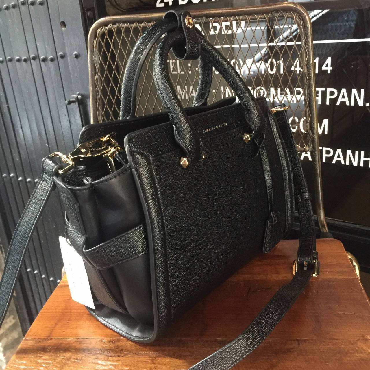 Charles&keith Structured Trapeze Detail Bag สำหรับคอลเลคชั่นใหม่ 2018 เพิ่มสีสวยๆโดนใจให้คุณได้เลือก ตัวกระเป๋าวัสดุหนัง PU อยู่ทรงน่าใช้ ภายในช่องใหญ่จุของได้เยอะม๊วกกก ช่องซิปเล็กด้านใน และช่องเก็บของจุกจิก เปิด-ปิดด้วยซิปรูดลื่นใช้งานคล่องตัว สายสะพายถ