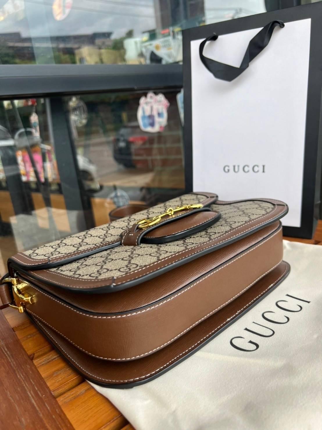 Gucci Horsebit Shoulder Bag กระเป๋าสะพายไหล่ วัสดุผ้าใบ GG Superme ตัดแต่งหนังแท้ สายสะพายไหล่ปรับระดับได้ ด้านในมี 1 ช่องซิป อะไหล่ทองหรูหรา ดาราเซเลปใช้เพียบ ไม่มีเอ๊า เรียบหรูดูแพงสุดๆค่า