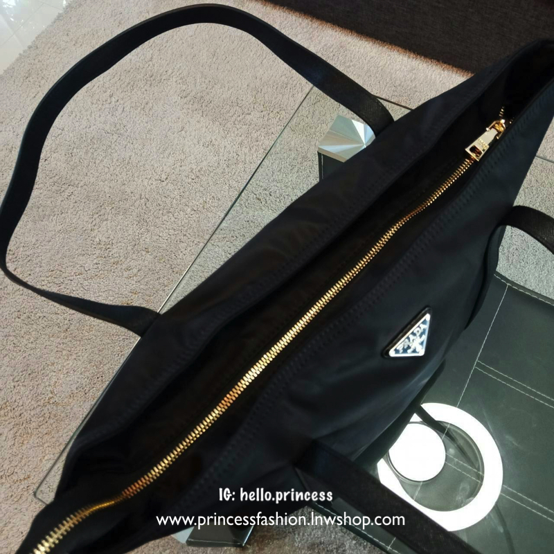 Prada nylon tote bag กระเป๋าสะพายทรง tote วัสดุ nylon premium gift จาก Prada อะไหล่ทอง เปิดปิดด้วยซิป ภายในกว้างใส่ A4, iPad ได้ มีช่องเล็ก และช่องซิป บุผ้าลายแบรนด์ มาพร้อมสายสะพายยาว ปรับได้ freesize ใบนี้ใช้ได้ในทุกวันค่ะ