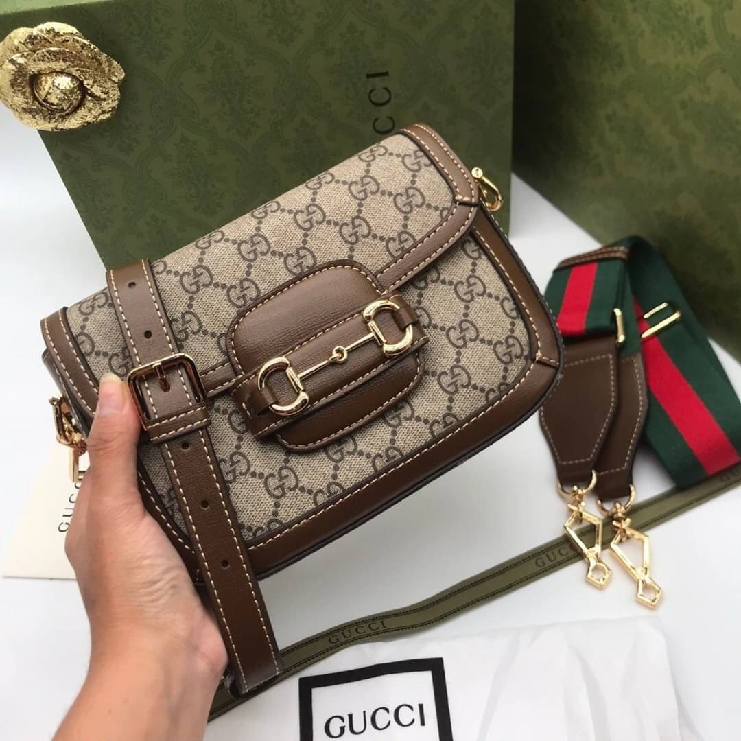 VIP GIFT 】หนังแท้ GUCCI Horsebit 1955 mini bag GG Supreme canvas ที่สุดของรุ่นที่ฮอตหนักมาก คอลเลคชั่นที่ยอดขายดีตั้งแต่วันแรกที่ลง shop ด้วยรูปทรงที่กะทัดรัด ตอบโจทย์ได้ทุกลุค ทุกไลฟ์สไตล์ ใช้งานได้ง่ายคล่องตัว เรียกได้ว่าใครไม่มีได้ยังไง สวยขนาดนี้!!