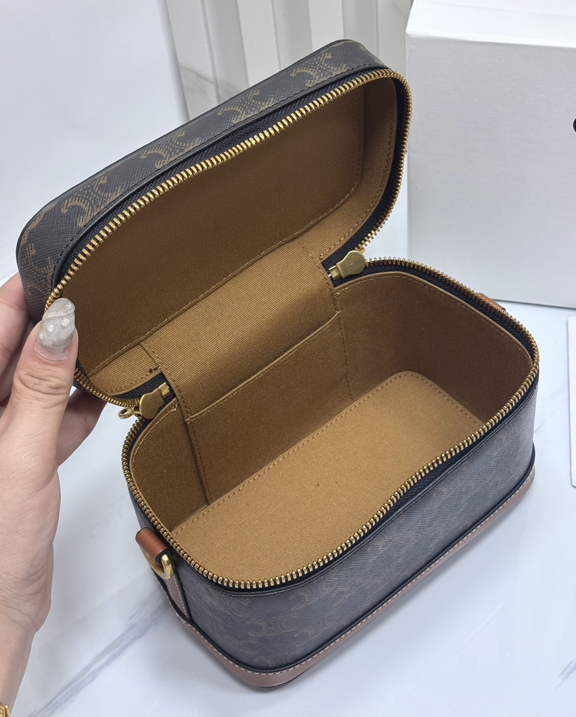 ORI หนังแท้ | CELINE VANITY BAG พลาดไม่ได้เลยกับคอลสุดคิ้ว กับกระเป๋าถือ/สะพายได้ทรงกล่อง ใช้สะพายได้ทุกวันอย่างคล่องตัวดีไซน์ใหม่สวยลาสสิค