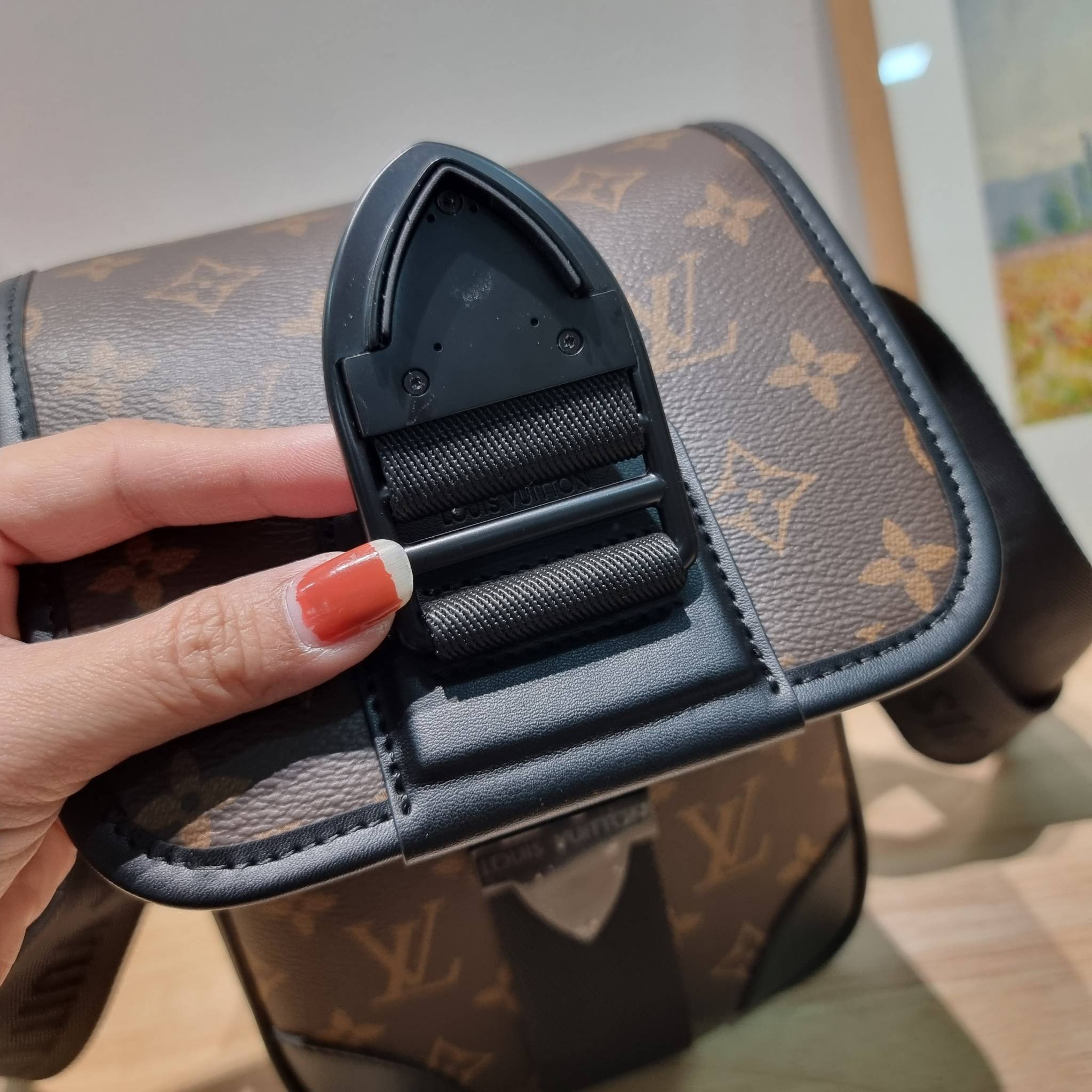LV S-Lock Vertical wearable wallet กระเป๋าสะพายข้างสำหรับหนุ่มๆ LV crossbody bag ใหม่ล่าสุด ได้ชิคๆเท่ๆก่อนใคร ไม่ต้องรอพรีฯ ราคาดีวัสดุหนังแคนวาสคุณภาพดี ดีไซน์ดูแพง