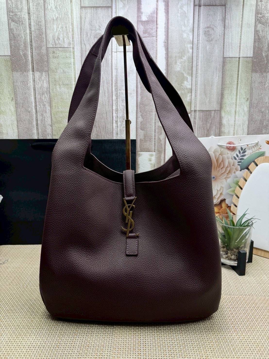 ORI หนังแท้ | YSL LE 5 À 7 BEA IN GRAINED LEATHER TOTE BAG กระเป๋าทรงโท้ทหนังแท้ลายเกรน สวยเด่นเป็นเอกลักษณ์ ดีไซน์เรียบแต่มาก สวยดูแพง ภายในโล่งกว้าง จุของได้เยอะ