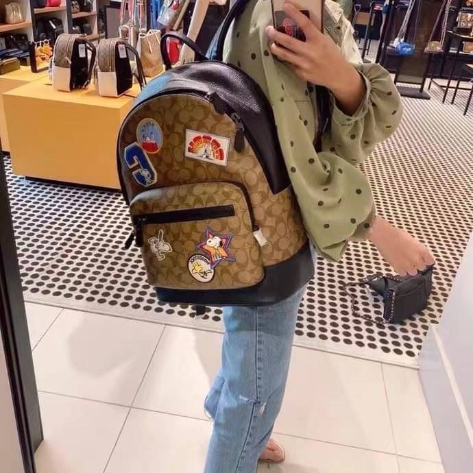 Coach x peanuts west backpack in signature canvas with snoopy กระเป๋าเป้ไซส์ใหญ่ คอลเลคชั่นยอดฮิต!! เป็นรุ่นสุดยอดของความคลาสสิค คูลๆ ใช้งานง่าย ได้ทั้งหนุ่มๆและสาวๆ วัสดุหนังแคนวาสเคลือบลายสลับหนัง pepble น่าใช้ด้วยดีไซน์ patches เหล่าผองเพื่อนสนูปพี เปิ