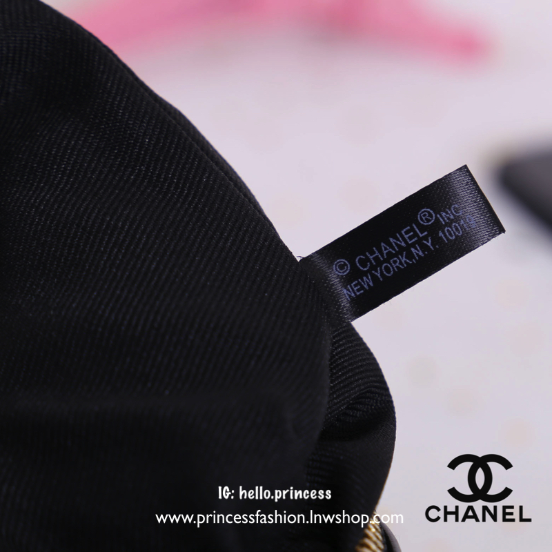 Chanel Cosmetic Clutch KeyChain พรีเมี่ยมเเท้จาก Chanel Cosmetic Counter VIP Gift หนังนิ่มลายตารางสีดำประดับโลโก้แบรนด์ด้านหน้าสวยดูดี เปิดปิดแบบ top zip อะไหล่ทอง พร้อมสายโซ่สำหรับห้อยพวงกุญเเจ สามารถใส่บัตร มือถือ iphone8 เครื่องสำอางค์ของจุกจิกได้เยอะ 