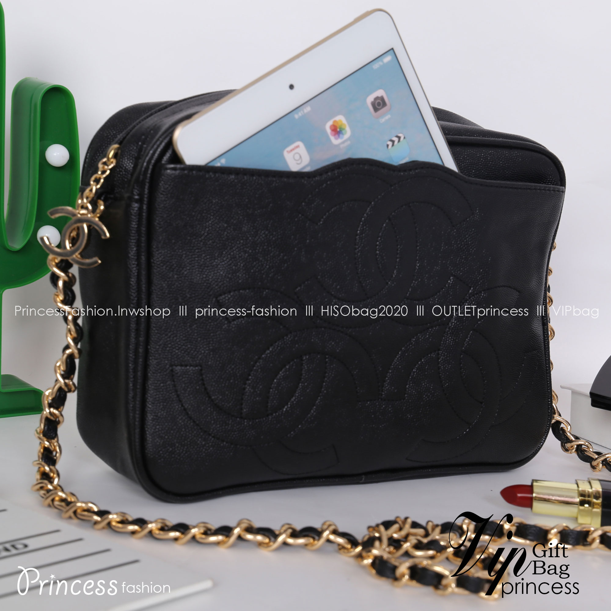 CHANEL chain caviar crossbody bag / Chanel Shoulder Bag With Chain กระเป๋าสะพายข้าง วัสดุหนังลายคาเวียร์ อะไหล่ทอง ด้านหน้ามี 1 ช่องโล่งใส่ Ipad ได้ ด้านหน้าเย็บโลโก้แบรนด์ สวยหรูมากๆ ค่ะ