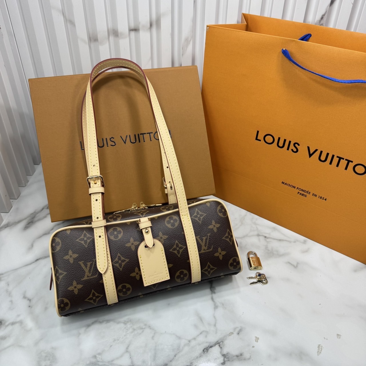 ORI หนังแท้ | LV Hang On bag กระเป๋าสะพายดีไซน์วินเทจ ปรับดีไซน์กระเป๋าถือรุ่น Cité คลาสสิกจากยุค'80s เป็นทรงโบว์ลิ่งร่วมสมัย