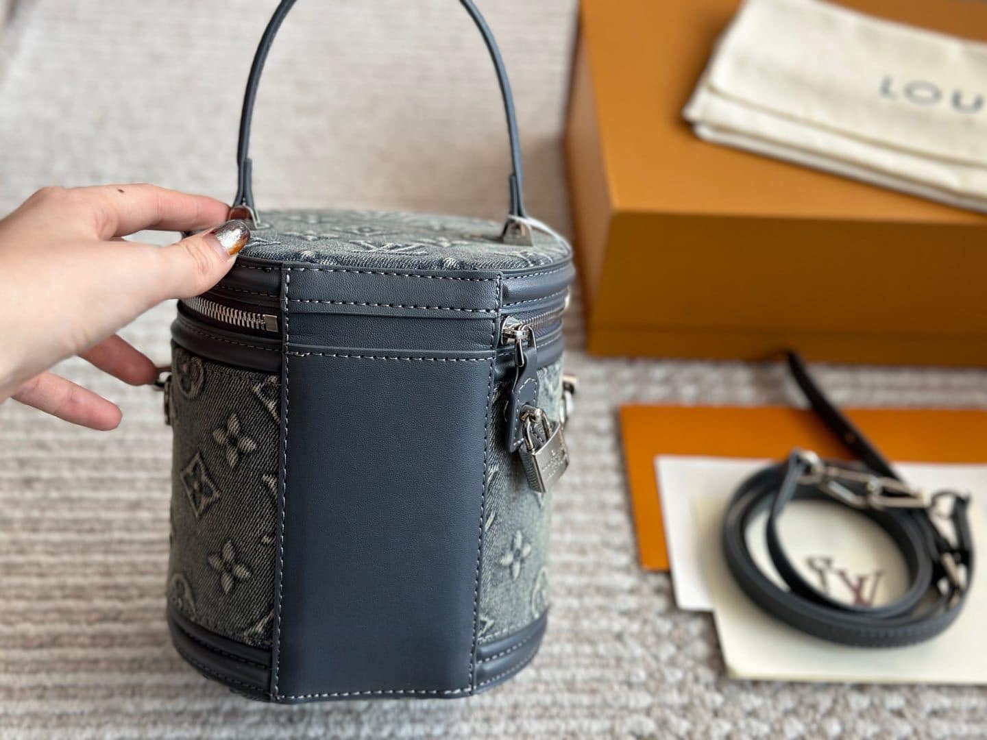 LV Cannes Monogram Denim Bag กระเป๋าสะพายทรงถังเดนิมซีดสไตล์วินเทจ ปั้มนูนโลโก้ลายโมโนแกรม ไอเท็มหรูหราย้อนยุค ผสมผสานความทันสมัย ในรูปแบบกระเป๋าทรง cylinder ที่ไม่เหมือนใคร สุดฮอต ตัวแม่ทุกคนต้องมี สวยคลาสสิคมากๆ