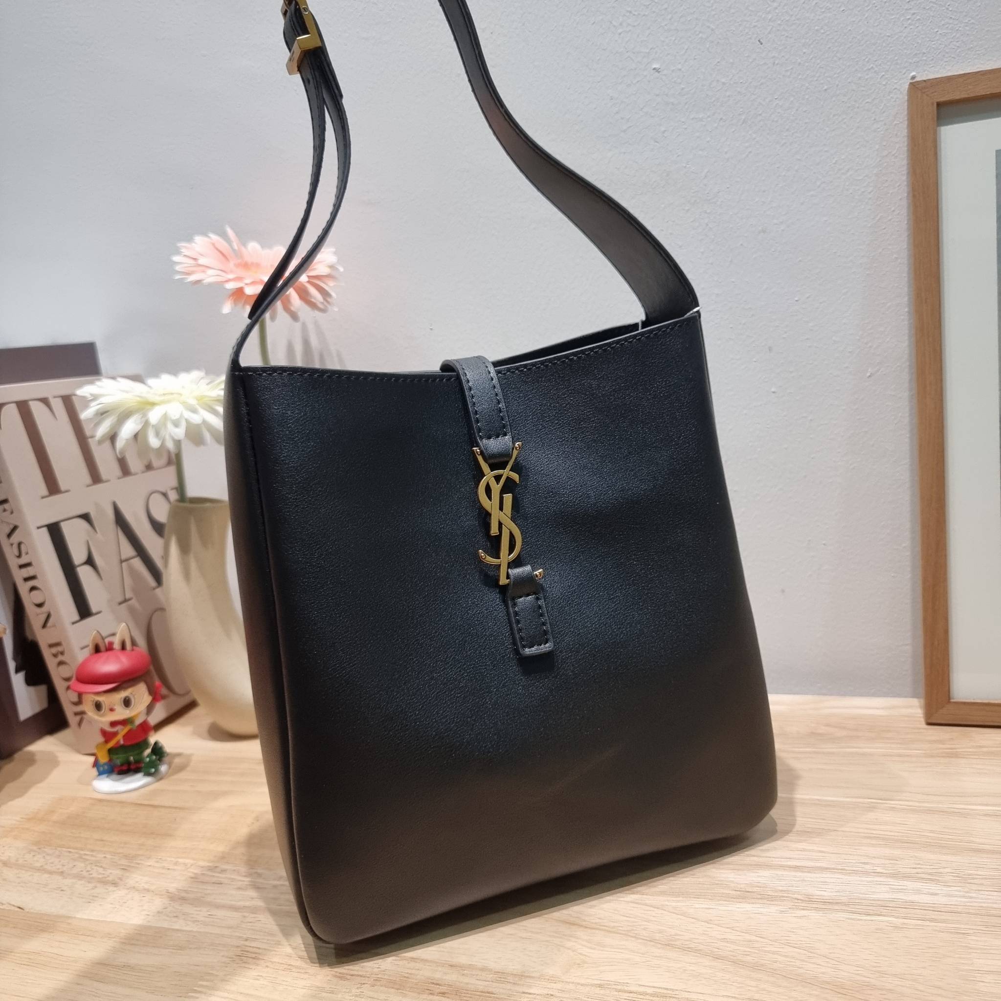 YSL LE 5 À 7 SOFT SMALL IN SMOOTH LEATHER รุ่นยอดฮิต ที่ใครๆก็ต้องมีครอบครอง กับกระเป๋าสะพายทรงโฮโบ ดีไซน์สุดคลาสสิค