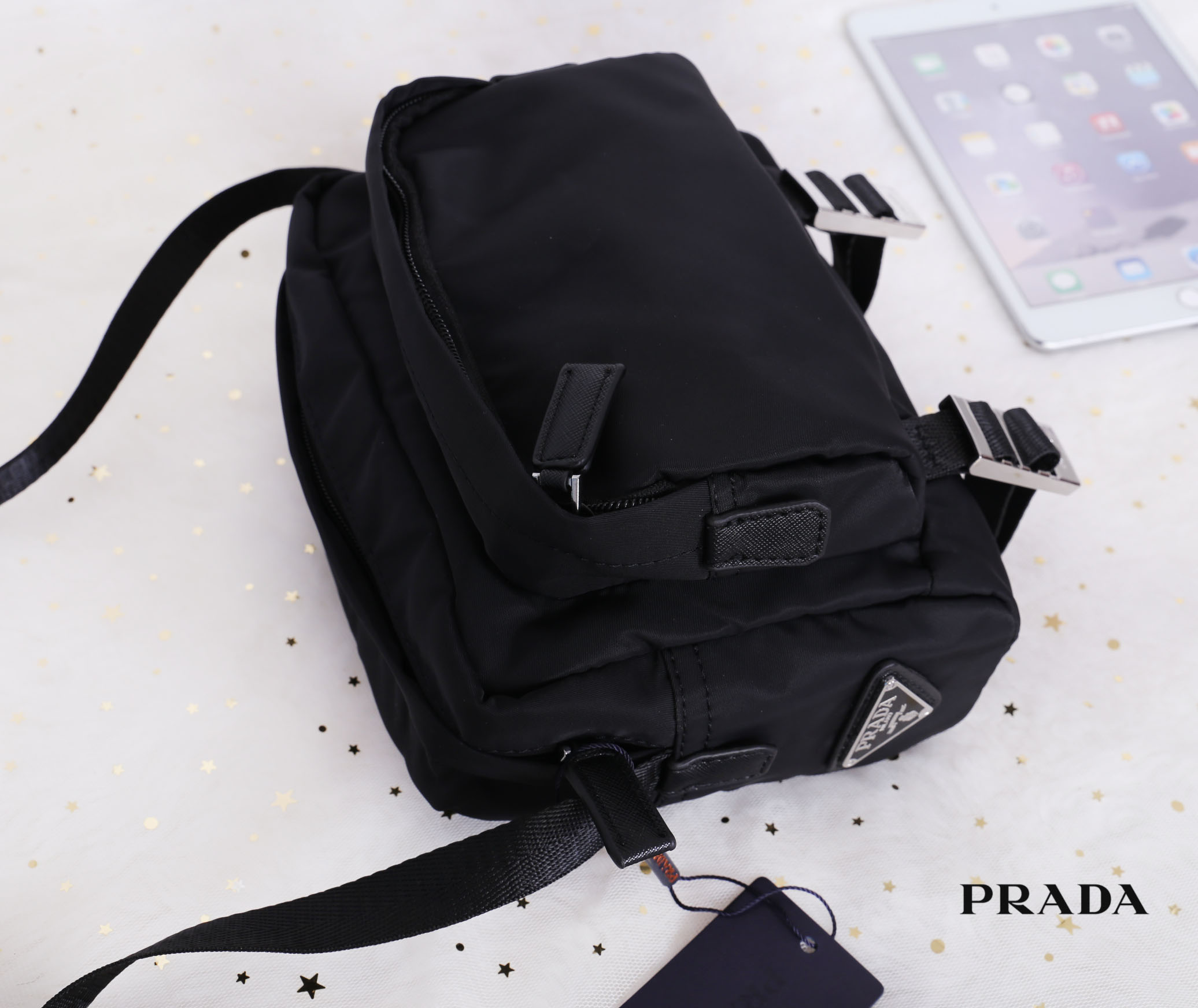 Prada nylon shoulder bag / Prada crossbody nylon bag VIP gift ใช้ได้ทั้งหญิงชาย ห้ามพลาดรุ่นใหม่l Prada Bag ทรงใหม่มีไว้ไม่ซ้ำใครแน่นอนคะ จะสะพายข้าง หรือ คาดอกก็ได้ วัสดุทำจากผ้า Nylon เนื้อหนาคุณภาพดี ตัวอะไหล่เงินสวยหรู ขนาดกำลังดี ใส่ของได้เยอะ มือถือ