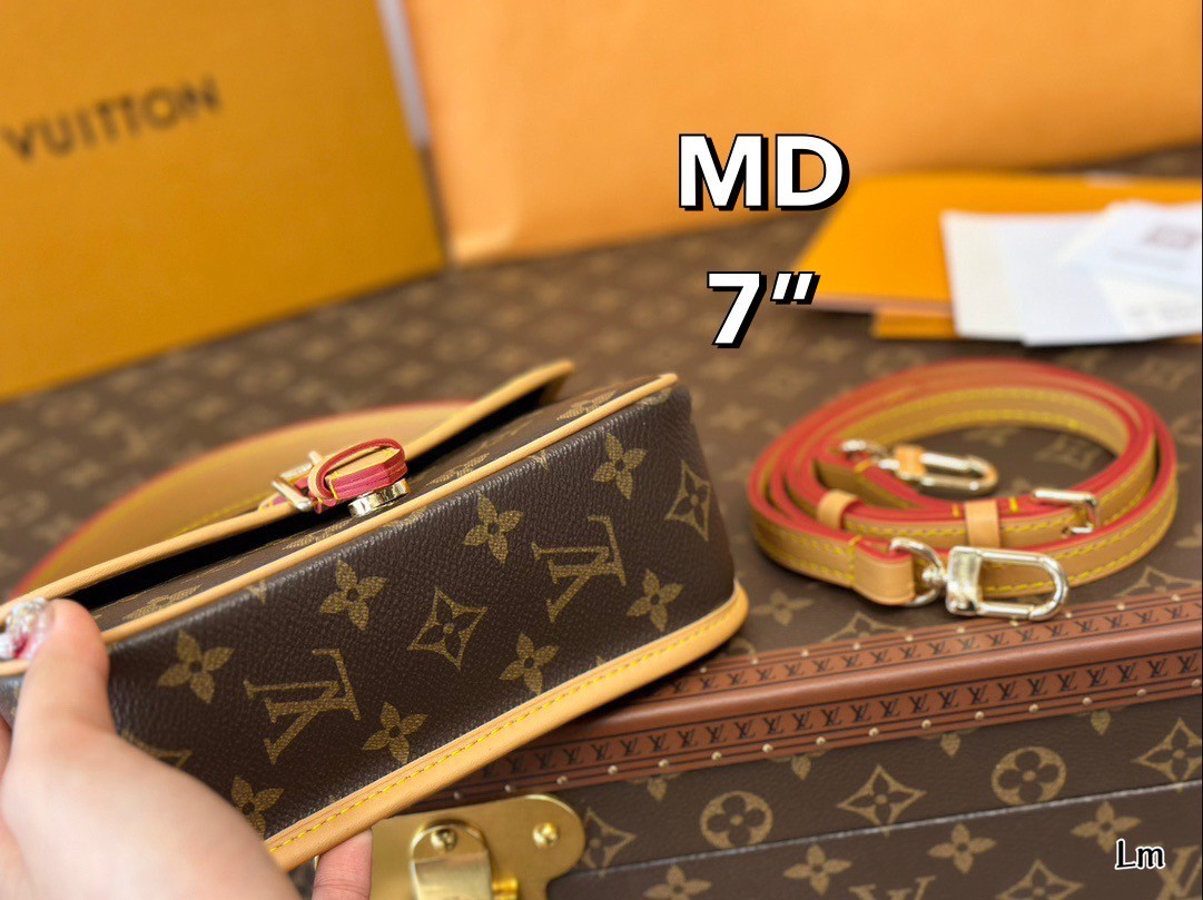 LV Nano Diane Bag กระเป๋ามัลติฟังก์ชั่นรุ่นยอดนิยม มาในไซส์เล็กมินิน่ารักคุณหนูลัคชูมากค่ะ ดีไซน์น่ารักน่าใช้มากๆ มีสายมาให้ถึง 2 แบบ ปรับเปลี่ยนใช้ตามลุคแต่ละวันได้เลย