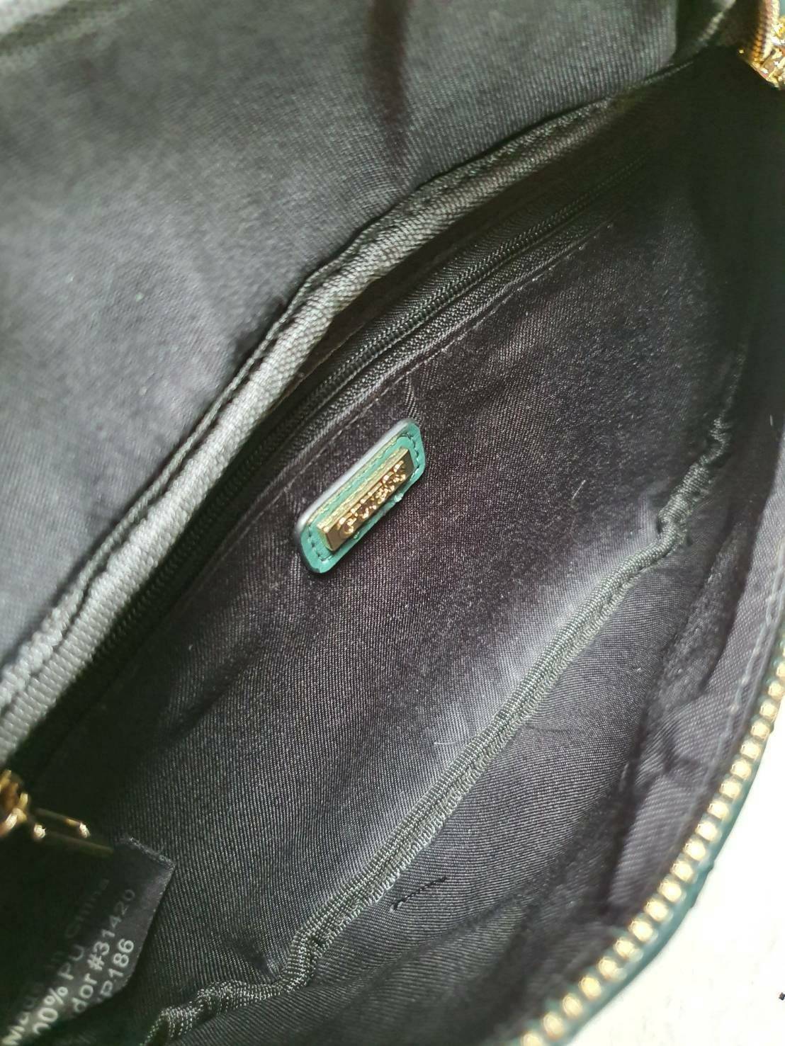 กระเป๋า Guess รุ่นนี้คาดเอว/คาดอก/สะพายข้างได้ครบทุกฟังก์ชั่น ด้านหน้าหนังเป็นลายตาราง ติดโลโก้แบรนด์รูปสามเหลี่ยมด้านหน้า เปิดปิดด้วยซิปยาว ด้านในเป็นช่องกว้างมีช่องซิปด้านใน ตัวกระเป๋าด้านหลังเป็นหนังเรียบ รุ่นนี้มีสายสะพายมา 2 เส้น เส้นแรกเป็นสายหนังปร