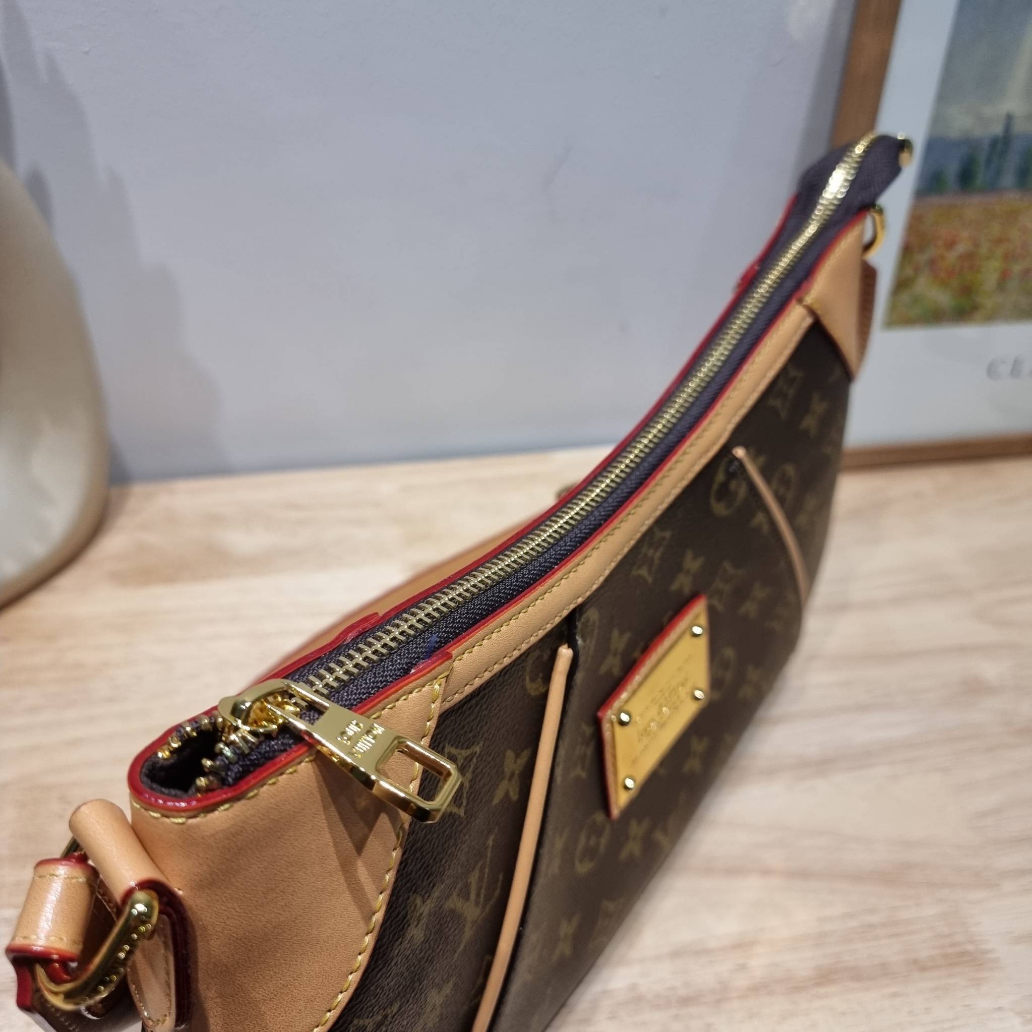 LV THAMES PM MONOGRAM BAG กระเป๋าสะพายไหล่รุ่นยอดฮิตทรงพอช ใบใหญ่กำลังดี สวยดีไซน์คลาสสิควินเทจ สายสะพายในตัวใช้งานได้คล่องตัว