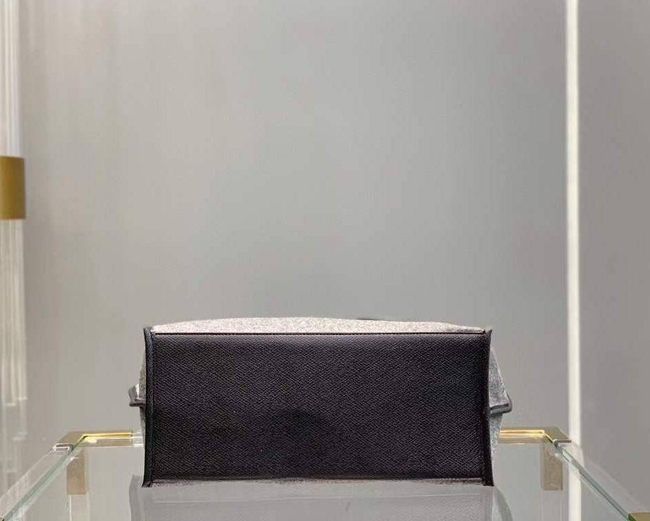 LONGCHAMP ROSEAU ESSENTIAL Shopping bag กระเป๋า Tote วัสดุผ้าขนสัตว์ ซับในผ้าฝ้ายที่จับด้านบนหนังวัว กระเป๋าสะพายใบนี้มีขนาดพอเหมาะ ดีไซน์หรูหรานี้สามารถสะพายไหล่หรือถือในมือก็ได้ นุ่มและน้ำหนักเบา