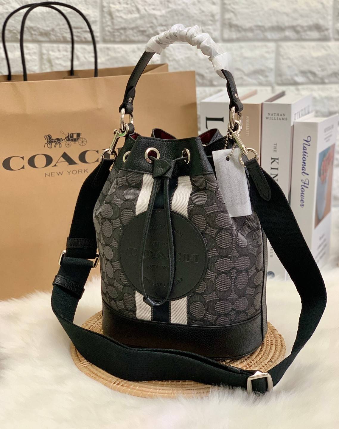 สวยหรู ดูดีมากๆ บอกเลย ไม่มีคือพลาดจร้าา! COACH DEMPSEY DRAWSTRING BUCKET BAG ((C4100//C4102)) พร้อมส่งที่ไทยอีกครั้ง! กระเป๋าทรงขนมจีบ หนังแท้นิ่มสวยมากๆค่ะ จุดเด่นด้านหน้าปั้มโลโก้แบรนด์ ปากกระเป๋าแบบหูรูดใช้งานง่าย ภายในสามารถใส่ของจำเป็นในชีวิตประจำวั