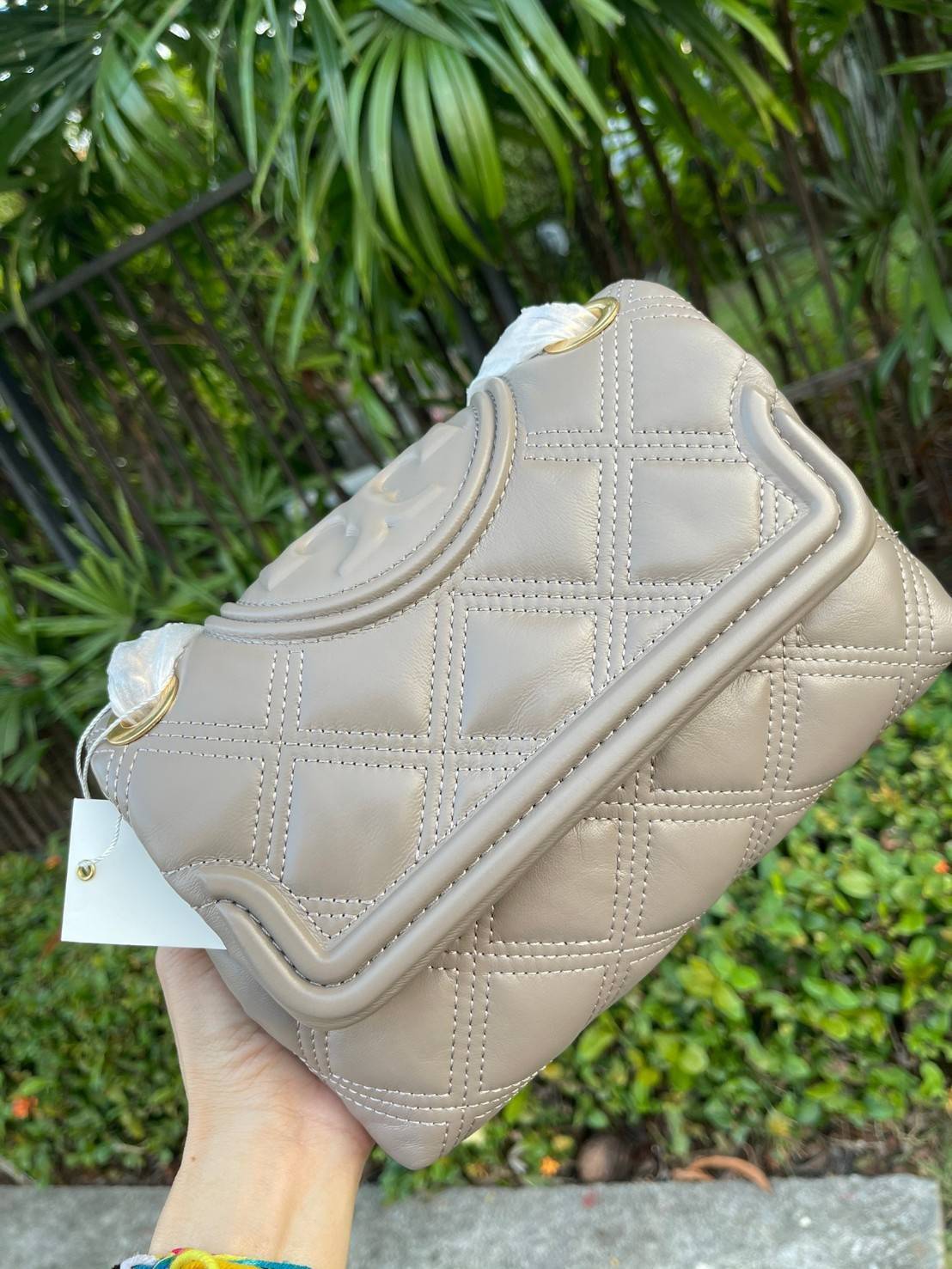 ของแท้ 💯% Tory burch Fleming Soft Small Convetible Shoulder bag กระเป๋าเฟลมมิ่ง (Fleming) สุดคลาสสิค ทำจากหนังนุ่มกับเทคนิคการเย็บแบบควิลท์ เพิ่มความเป็นเอกลักษณ์ด้วยโลโก้ลายดับเบิ้ล