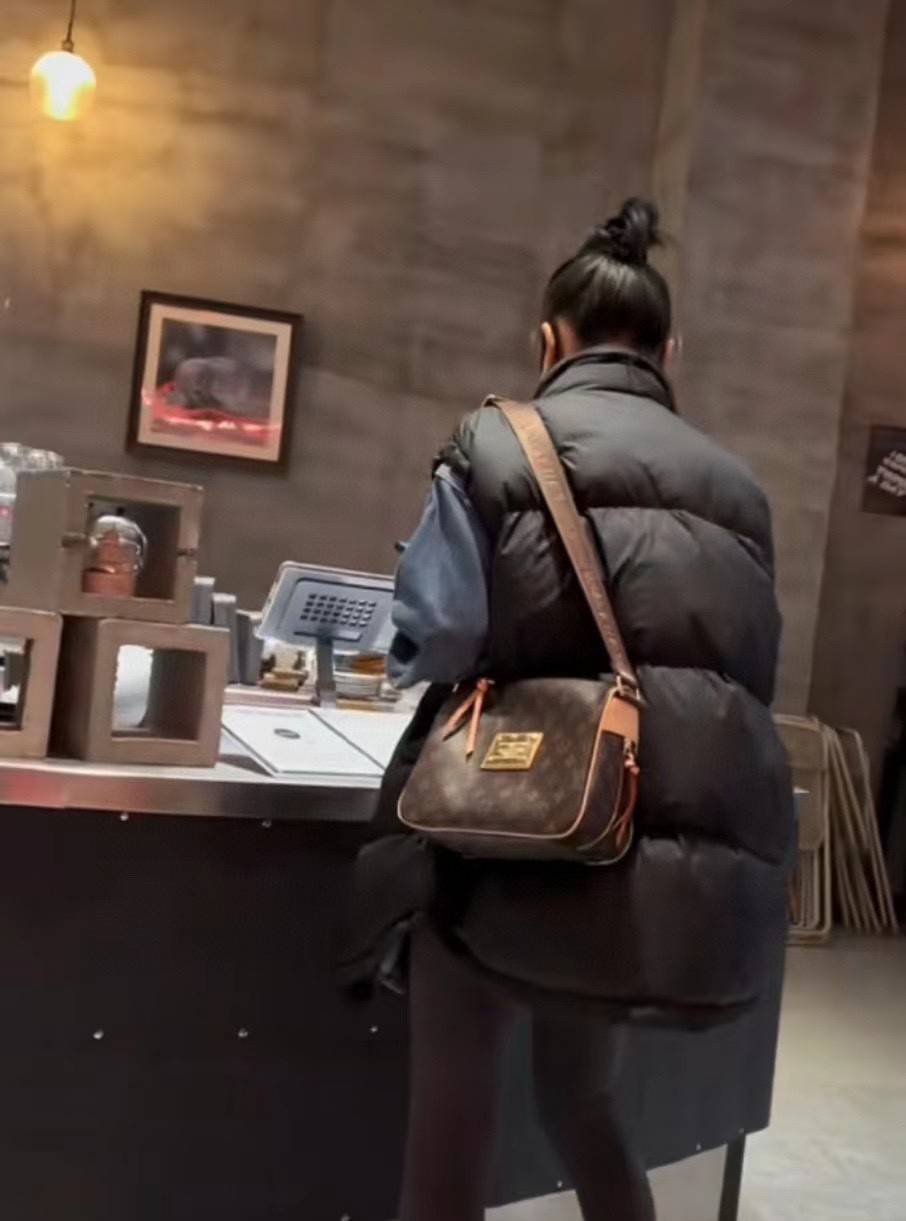 LV INVENTEUR MONOGRAM BAG รุ่นหายากสุดคลาสสิค กับกระเป๋าสะพายข้างดีไซน์วินเทจ ย้อนยุค มีดีเทลความหรูด้วยแผ่นเพลทสีทอง สายสะพายในตัวใช้งานได้คล่องตัว