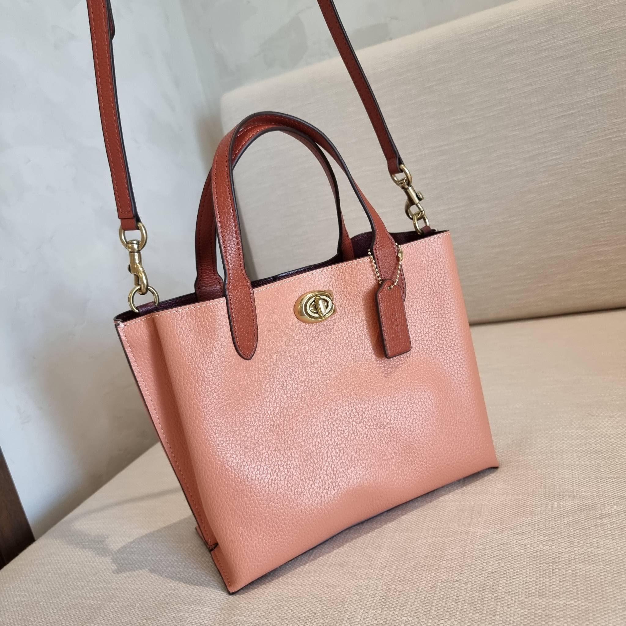COACH C8561 C8869 WILLOW TOTE 24 IN COLOR BLOCK น้องสาวลุคลูกคุณมาแล้วจ้า กระเป๋าถือ/สะพาย ดีไซน์คัลเลอร์บล็อค ลงตัว เรียบหรู ใบจริงคือผู้ดี๊ผู้ดี ใช่ได้ทุกๆโอกาส วัสดุหนัง pepble อยู่ทรง เปิดปิดด้วยตัวบิดล็อค และอีกฝั่งเป็นกระดุมแม่เหล็ก ภายในโล่งกว้าง ใ