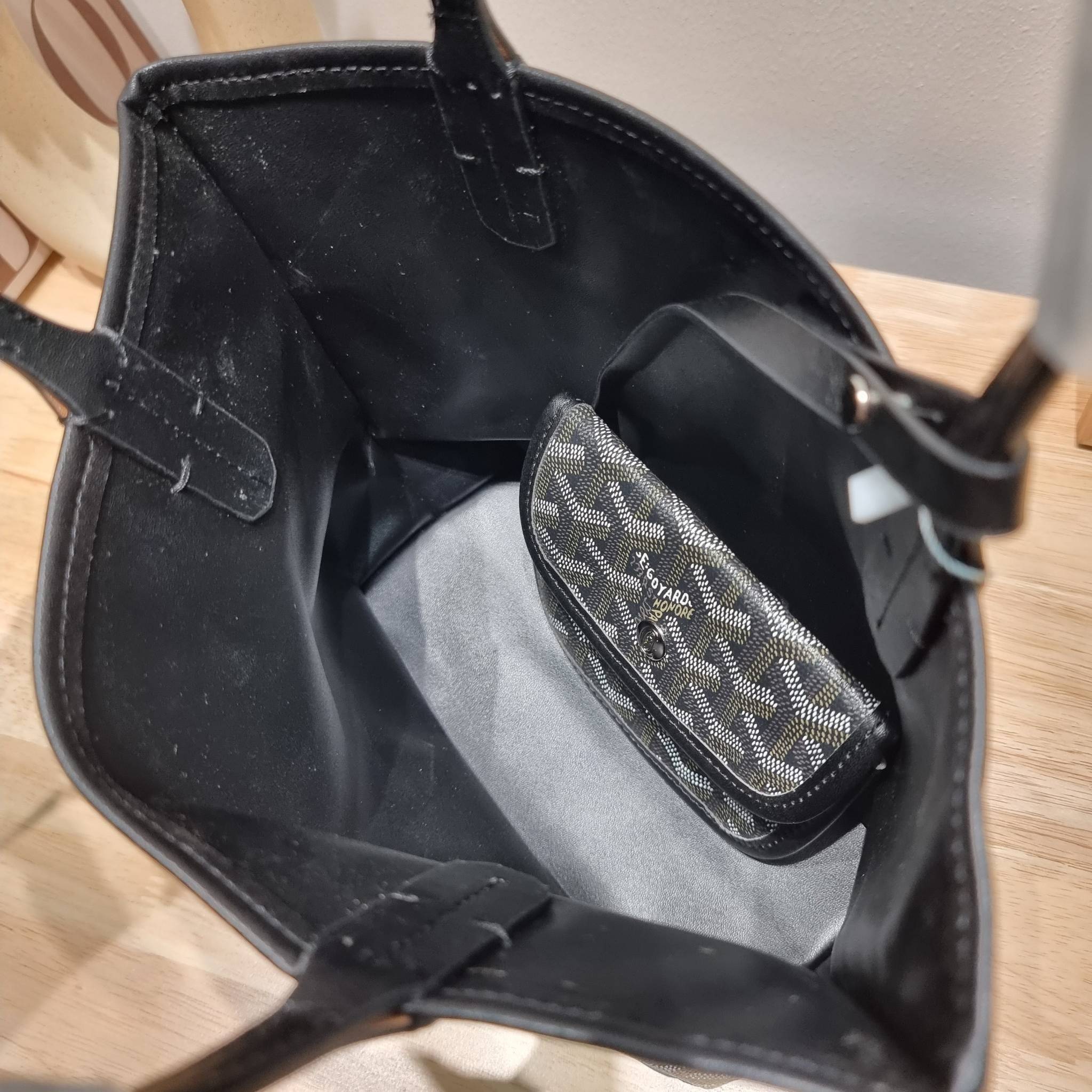 GOYARD MINI ANJOU REVERSIBLE TOTE ฮอตไอเท็ม กับกระเป๋าสะพายทรงโท้ท ไซส์มินิ กะทัดรัดมาก มาครบสีขายดี เลิศทุกสี รูปทรงคลาสสิค ดีไซน์เป็นเอกลักษณ์ ใช้งานได้หลากหลาย สามารถกลับด้านใช้ได้แบบไม่มีเบื่อ