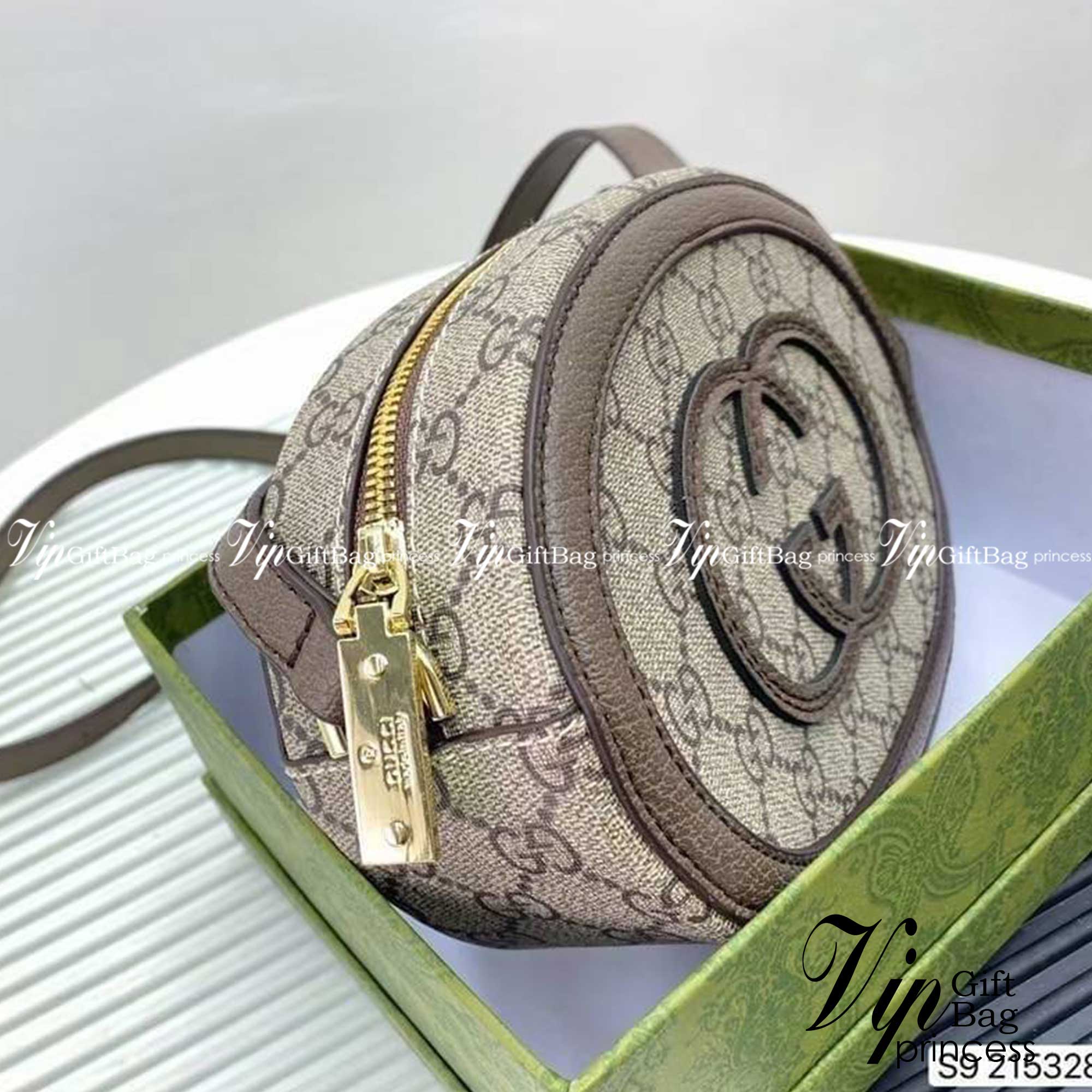 GUCCI Mini GG Round Shoulder Bag / Gucci circle bag กระเป๋าสะพายทรงกลมสุดคิ๊ว คอลเลคชั่นใหม่ น่ารักมาก วัสดุหนังแคนวาสสลับหนังแท้ เปิดปิดด้วยซิป ใส่ของจุกจิกได้เยอะสำหรับสาวสาวที่ไม่ชอบใบใหญ่ใบนี้ตอบโจทย์เลยค่ะ