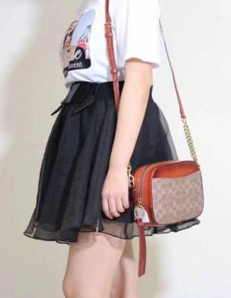 สินค้าขายดี พร้อมสีใหม่ 3สี ในไทยยังไม่มีค่ะ !! COACH SIGNATURE CROSSBODY BOX BAG ((F31208)) กระเป๋าสะพายวัสดุหนังแท้ จาก coach factory outlet หนังนิ่ม ทรงสวย ตัวกระเป๋าลายแบรนด์ ตัดขอบหนังเรียบได้สวยงามค่ะ ด้านหน้า-หลัง มีช่องสำหรับใส่ของ เปิดปิดกระเป๋าแ