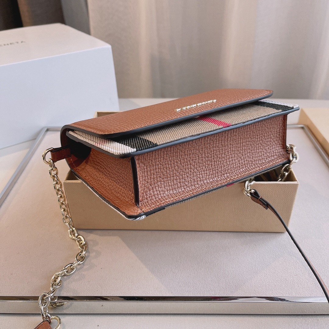 พรีเมี่ยมกิ๊ฟแท้ 💯% 】BURBERRY CROSSBODY BAG กระเป๋าสะพายพรีเมี่ยมกิ๊ฟรุ่นใหม่ล่าสุด Limited จาก BURBERRY Perfume DutyFree ตัวกระเป๋าอยู่ทรงสวย วัสดุทำจากหนังสลับผ้าลายแบรนด์ เปิดปิดด้วยกระดุมแม่เหล็ก **ฝาทรงเหลี่ยม