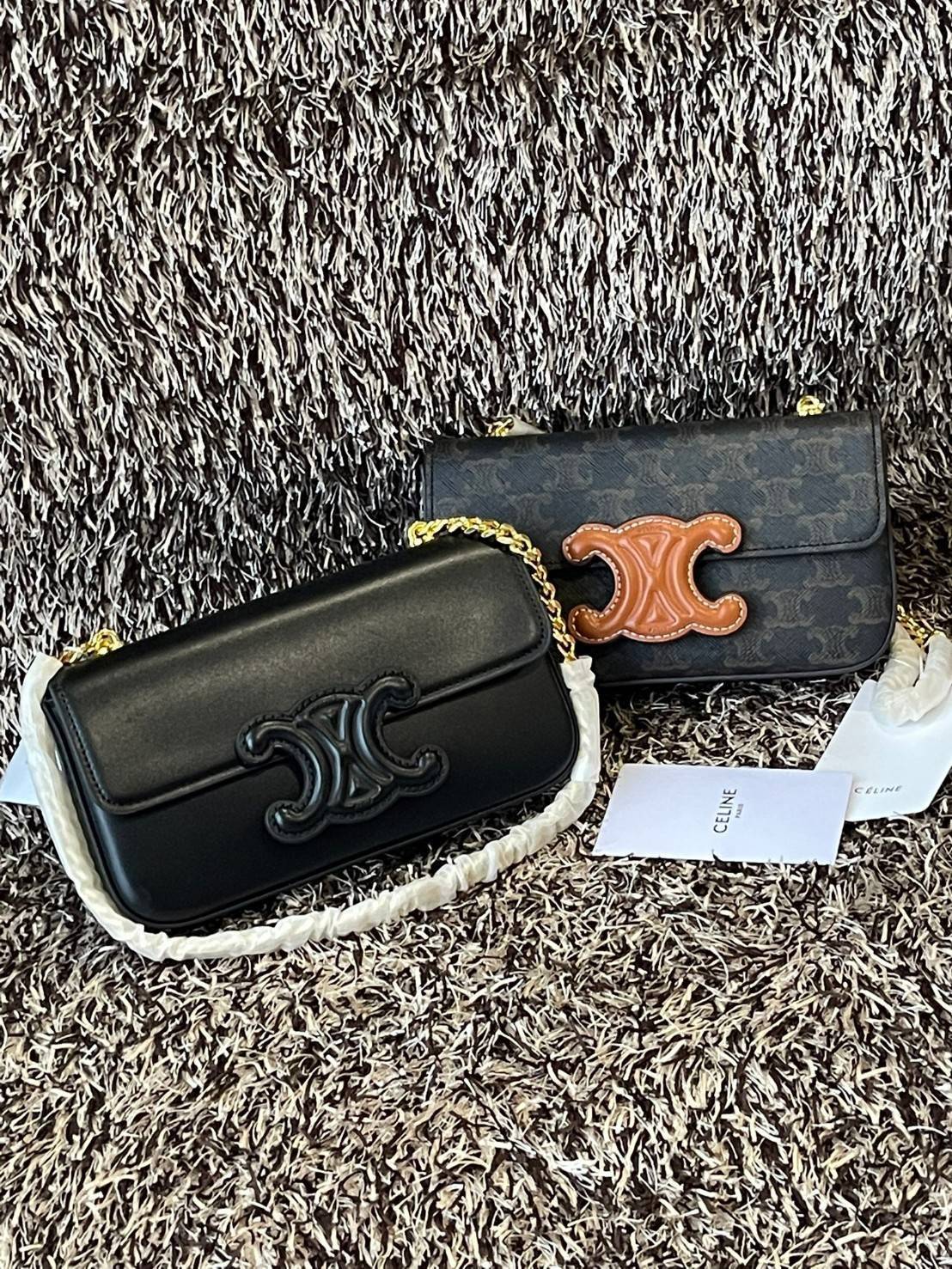 Celine Chain Shoulder Bag Cuir Triompe In Triompe เป็นกระเป๋าถูกประดิษฐ์ขึ้นในรูปทรงมินิมอล นับว่าเป็นกระเป๋าอีกหนึ่งรุ่นในซีรีส์ Triomphe ที่ได้รับความนิยมอย่างมาก โดยเป็นกระเป๋าสะพายไหล่ทรงสี่เหลี่ยมผืนผ้าที่อัดแน่นไปด้วยกลิ่นอายความคลาสสิกตามแบบฉบับของ