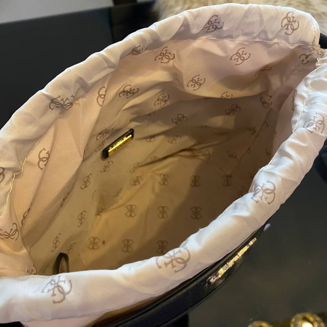 Guess Agata Bucket Handbag กระเป๋ารุ่นใหม่ล่าสุดทรงถังสุดน่ารัก พิมพ์ลายรอบใบ วัสดุ Saffiano PU คุณภาพดี นิ่ม น้ำหนักเบา ด้านหน้าประดับด้วยโลโก้แบรนด์สวยโดดเด่น เปิด-ปิดด้วยเชือกหนังใช้หูรูดปลายเชือกประดับอะไหล่ทองสะดวกใช้ ด้านในโล่งกว้างมีช่องเล็กสำหรับใ