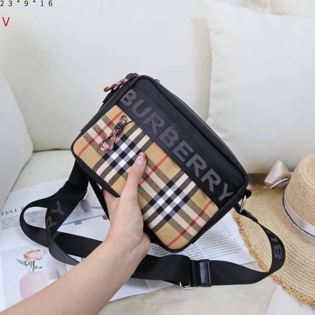 BURBERRY FRAGRANCES CROSSBODY BAG / BURBERRY Nylon Crossbody Bag วัสดุ Nylon Canvas ทรงเหลี่ยมน้ำหนักเบามีโลโก้แบรนด์คาดด้านหน้าพร้อมช่องซิปใส่ของ เปิดปิดด้วยซิปหัวซิปแบรนด์สไตล์สปอร์ต ภายในมีช่องใส่บัตร ขนาดกำลังดีสามารถใส่กล้อง มือถือ กระเป๋าสตางค์ของใช