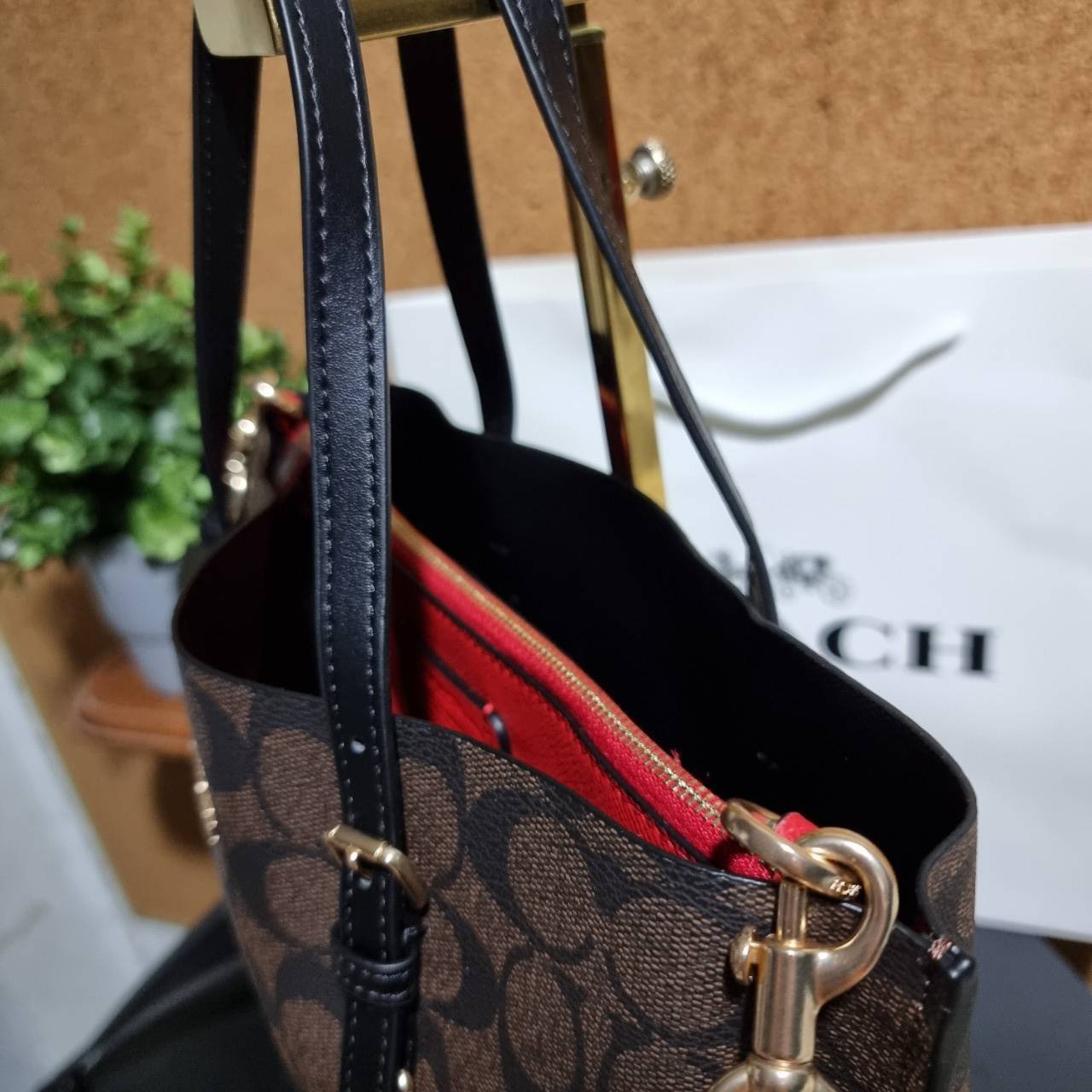 COACH C4250 MOLLIE TOTE 25 IN SIGNATURE CANVAS น้องมาแล้วจ้าาา ใหม่ล่าสุด กระเป๋าโท้ทไซส์เล็กที่สาวๆตามหา ดีไซน์คลาสสิคเหมือนเดิม เพิ่มเติมคือสะดวกขึ้นเยอะ!! ย่อส่วนมาจากใบใหญ่เป๊ะๆ น่ารักน่าใช้มากๆ วัสดุหนังแคนวาสเคลือบลาย ภายในโล่งกว้าง มีช่องซิปกลางใส่