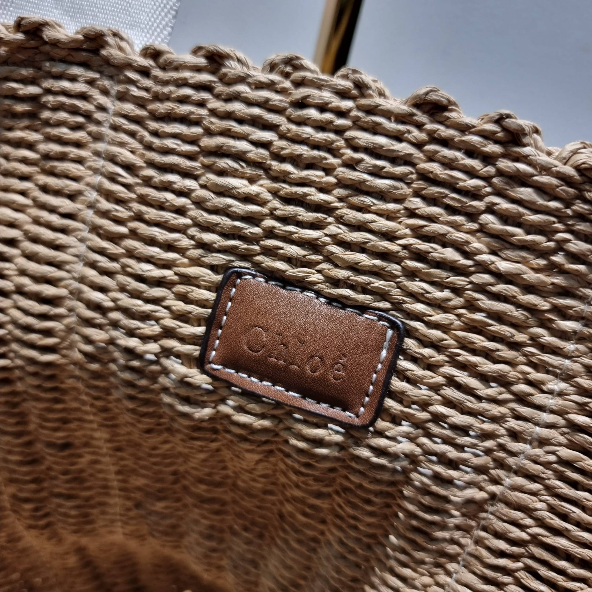 CHLOE LARGE WOODY BASKET กระเป๋าสะพายสานทรงตะกร้า ยอดฮิตติดลมของแบรนด์ ด้วยวัสดุสังเคราห์จากธรรมชาติ สานทอเต็มใบออกมาเป็นลวดลายสวยงาม