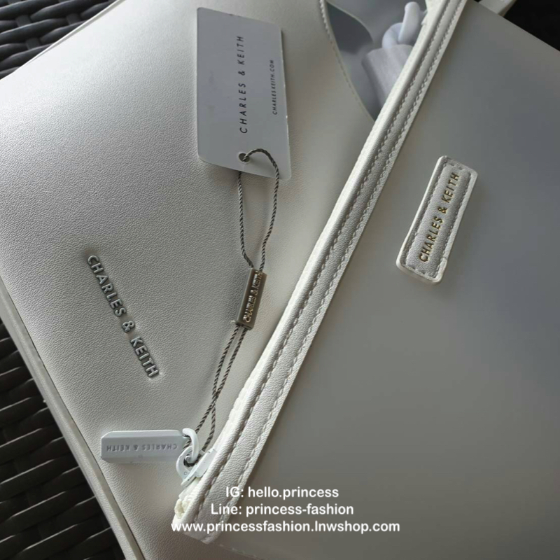 CHARLES & KEITH รุ่น CHUNKY CHAIN TOTE BAG CK2-30270180_MOSS ราคาปกติช้อป ( ฿3,390.00 ) ซื้อ 1 ได้ถึง 2 ใบ รุ่นใหม่ชนช้อป กระเป๋าทรง Tote สีสวยสุดคลาสสิค วัสดุ PVC มาพร้อมใบลูก ภายในโล่ง สายสุดเก๋ มี 2 สาย สายสะพายไหล่ ถอดออกได้ (สายยาวสาวอวบ/ อ้วน ก็เอาอ