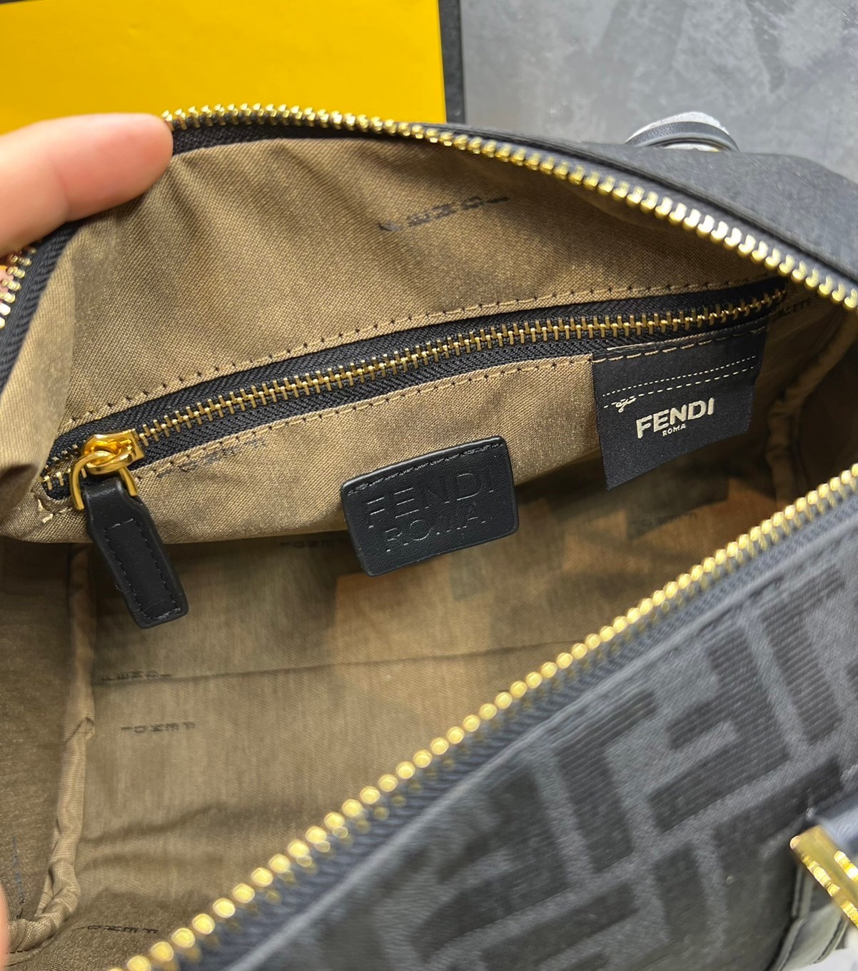 หนังแท้ Fendi Keepall 30 cm / Fendi Travel Bag / Fendi Boston Vintage Bag พร้อมส่งที่ไทย Tobacco Zucca Canvas and Gold hardware. กระเป๋าเดินทางใบใหญ่กำลังดี ภายในโล่งกว้าง จุของได้เยอะ พร้อมส่งที่ไทย ภาพสินค้าถ่ายจากงานขายจริง ใช้งานต่างประเทศได้