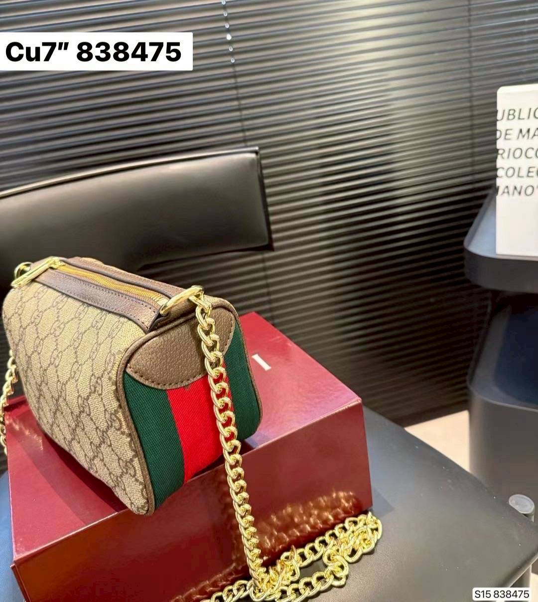 Gucci Ophidia mini bag on Chain shoulder strap กระเป๋าทรงสะพายใบเล็กดีไซน์ใหม่ น่ารักน่าใช้ สวยคลาสสิค โดดเด่นด้วยแถบสีเขียวแดงข้างและฐานกระเป๋า มาพร้อมสายโซ่พร้อมตะขอเกี่ยวเพื่อตัวเลือกในการเสริมสไตล์ที่หลากหลาย