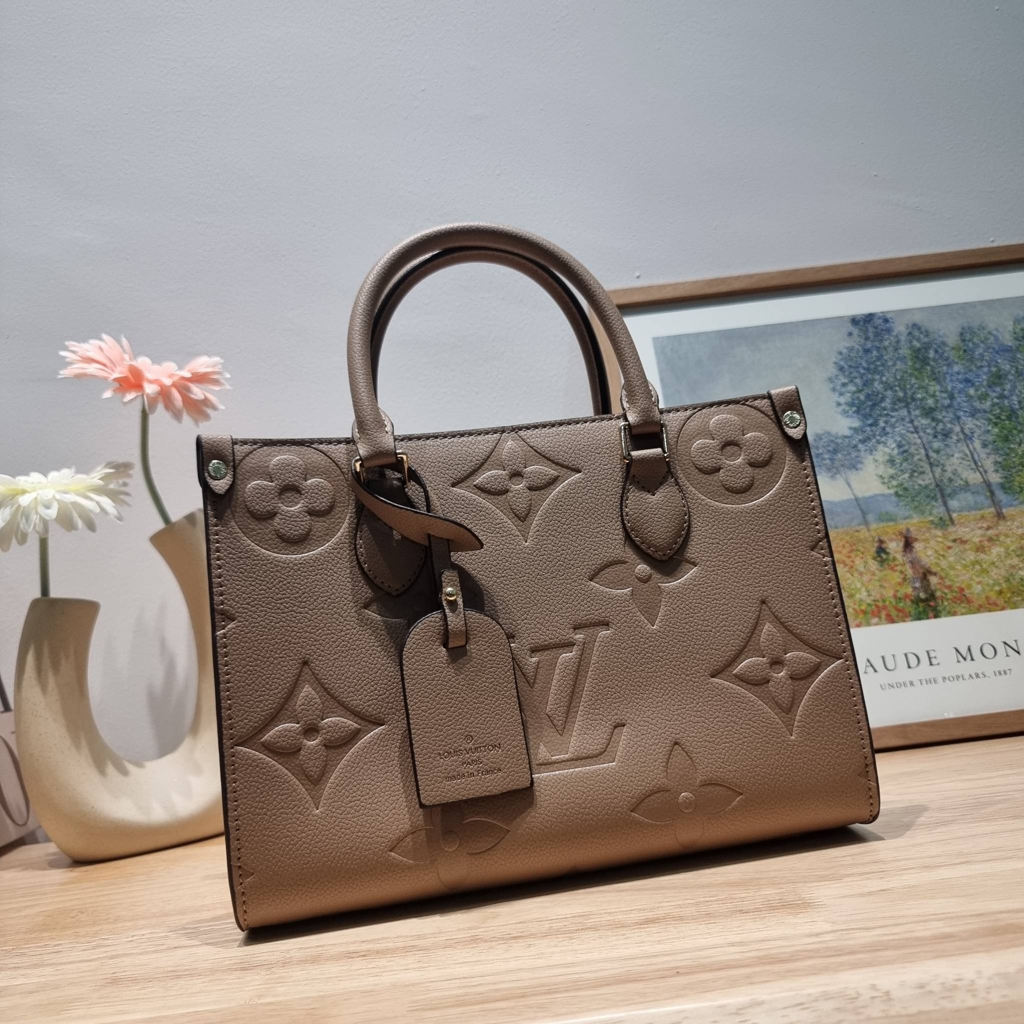 LV Onthego / LV crossbody tote bag กระเป๋าทรงโท้ทเวอร์ชั่นดั้งเดิม ที่คลาสสิค ผู้ดี หรูหรา โทนสีใช้งานง่าย ได้ทุกลุค ทุกสไตล์ วัสดุหนังลูกวัว ผิวลายเกรน มาพร้อมหูจับในตัว คล้องแขนก็ดูแพง หรือจะเกี่ยวสายครอสสะพายก็อัพลุคได้เลย ภายในโล่งกว้างมาก มีอะไหล่เกี