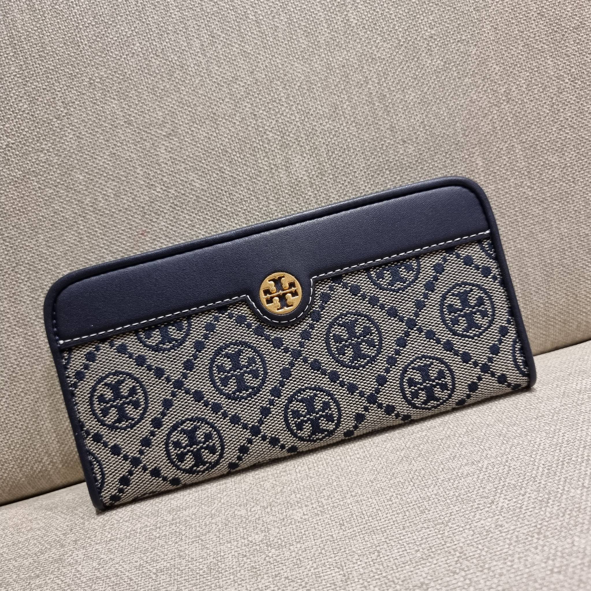TORY BURCH T MONOGRAM JACQUARD SLIM WALLET ของดีมีให้ที่นี่แบบจัดเต็ม กระเป๋าสตางค์ใบยาว รุ่นสลิม สวยหรู ขนาดกำลังเหมาะมือ ถือแล้วขับผิว วัสดุผ้า jacquard ตัดสลับหนังแท้ ภายในสวยคมม้าก!! มีช่องใส่บัตรได้แบบเน้นๆ และช่องใส่ธนบัตรได้ ด้านหลังมีช่องซิปอีกหนึ